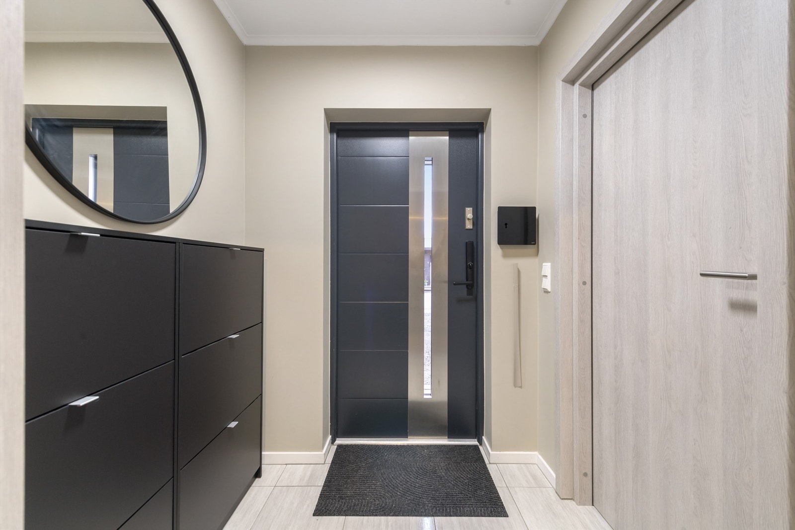 Fra entréen har man direkte adkomst til den integrerte garasjen! Galleribilde