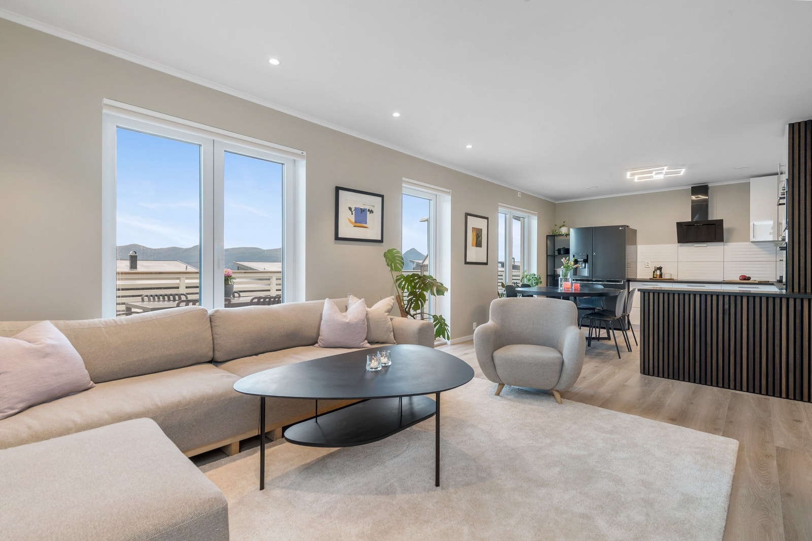 Lys og trivelig stue utført i tidsriktige farger Galleribilde