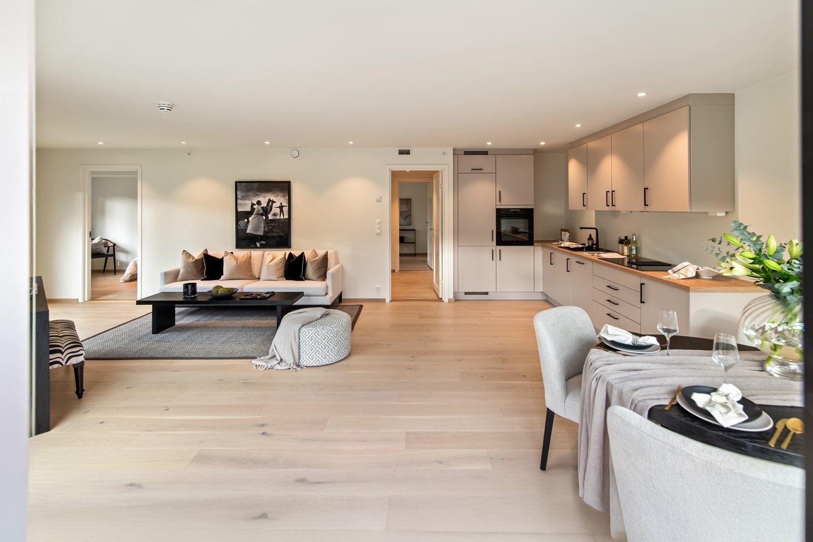 Stuen og kjøkkenet er i en åpen løsning som gir en følelse av inkludering og samhørighet. Galleribilde