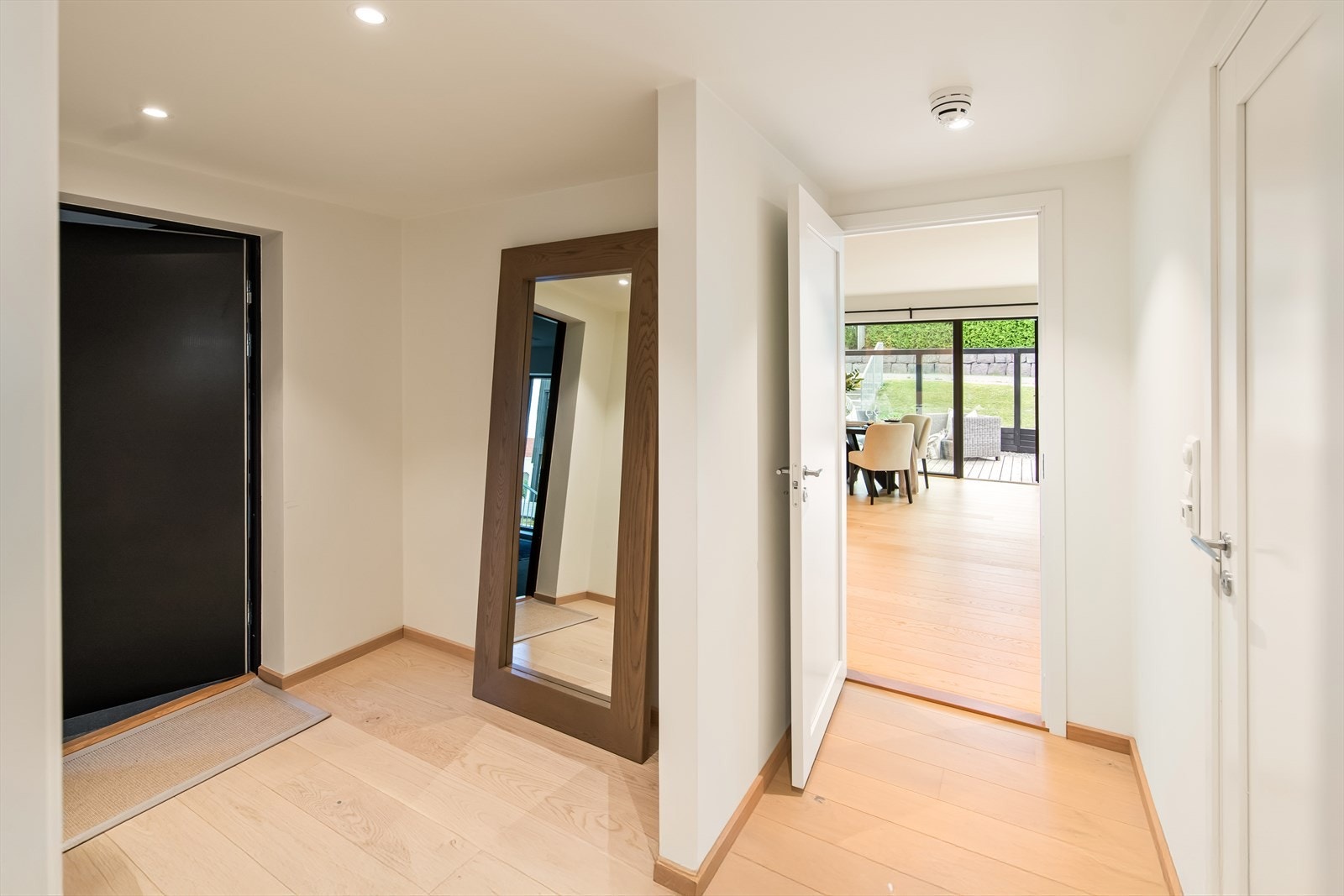 Entréen gir et godt førsteinntrykk av boligen og har god plass til sko og yttertøy. Galleribilde