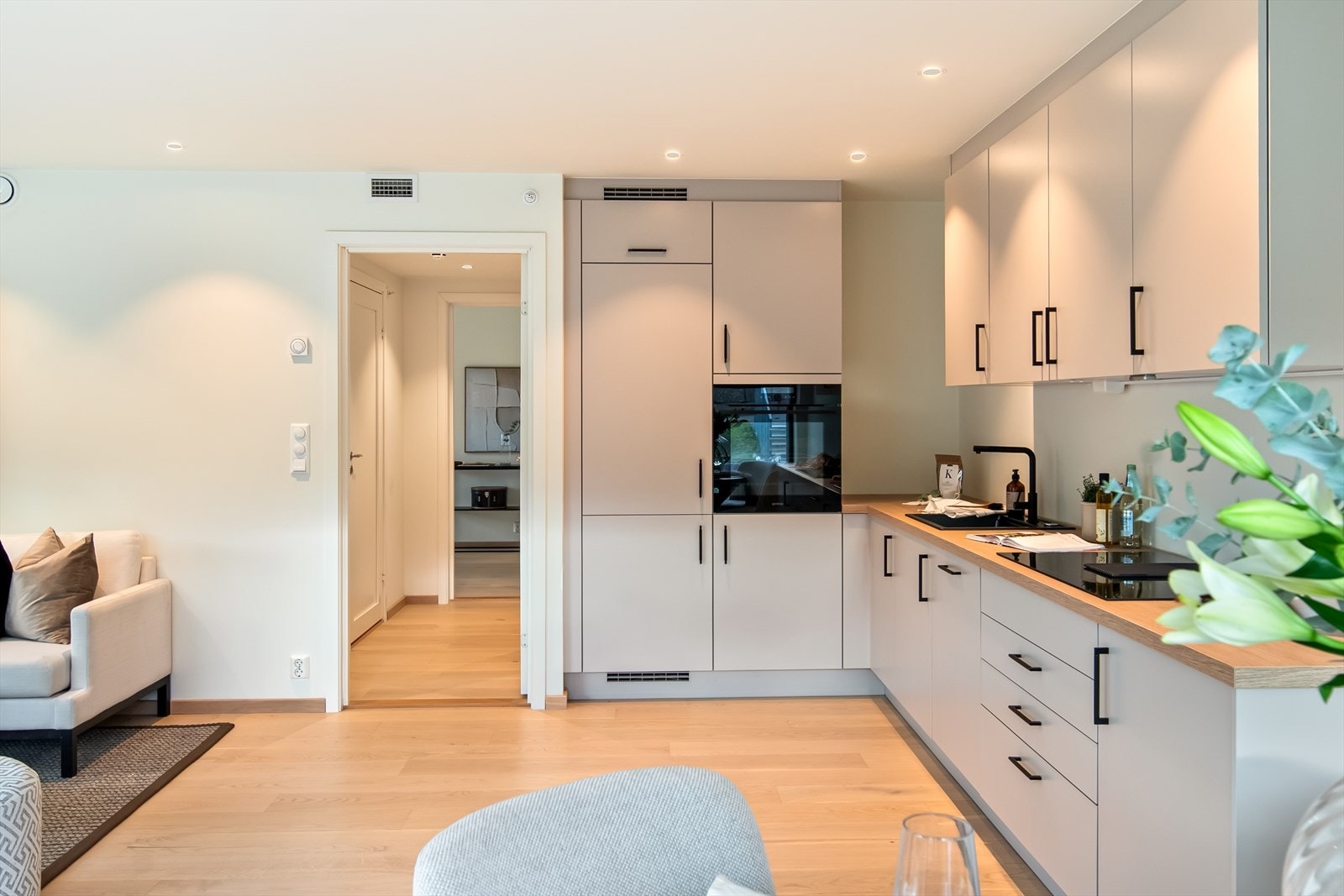 Med stor benke- og skapplass, vil dette kjøkkenet gi deg all plassen du trenger for å lage mat og underholde gjester med stil. Galleribilde