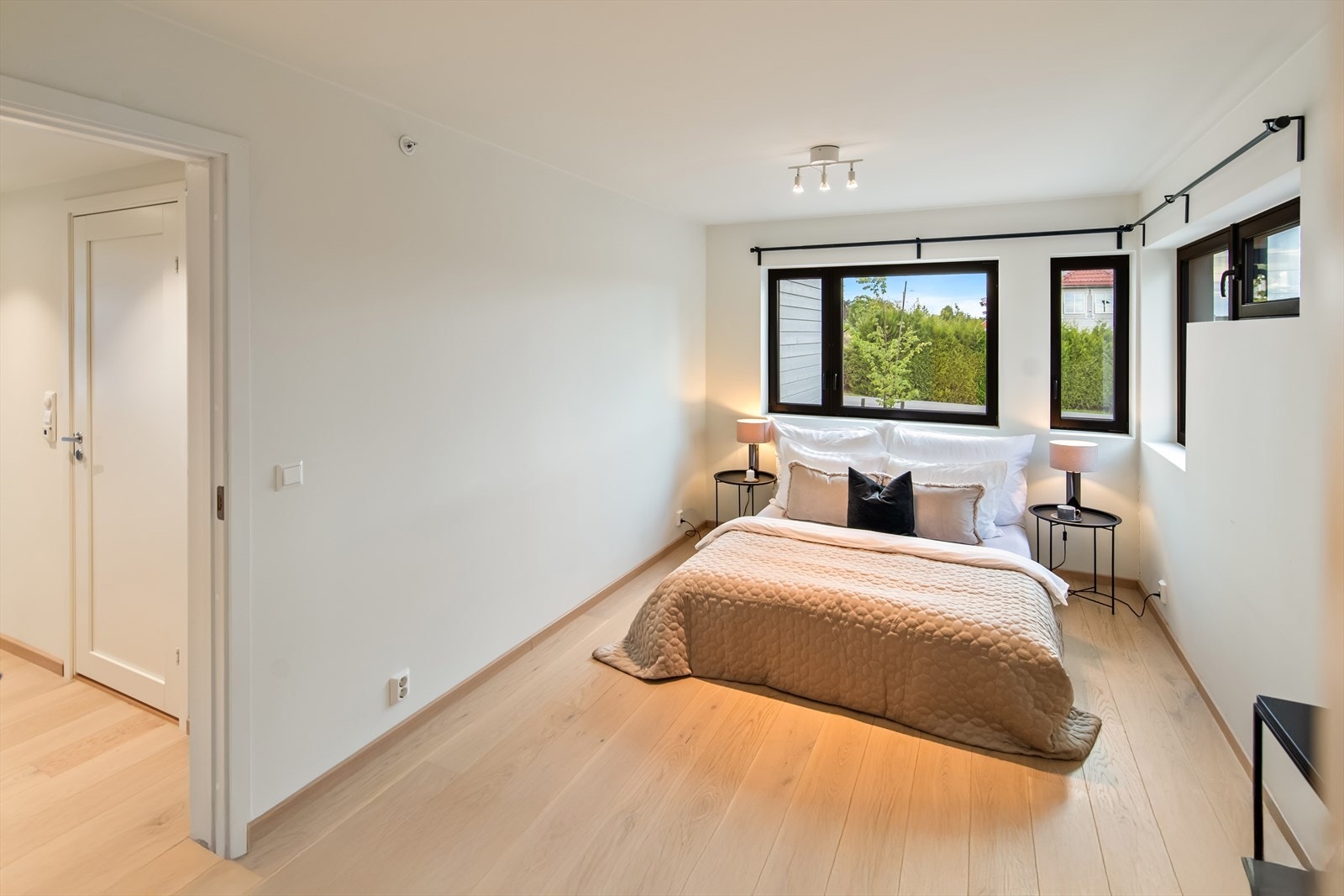 Her finner du også et romslig og praktisk walk-in closet. Galleribilde