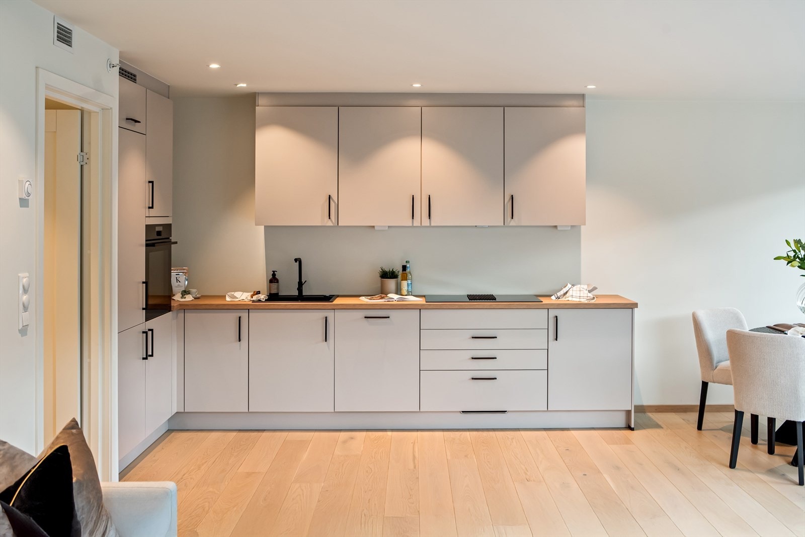 Her er det moderne hvitevarer som platetopp med integrert ventilator, for et flott og rent uttrykk. Galleribilde