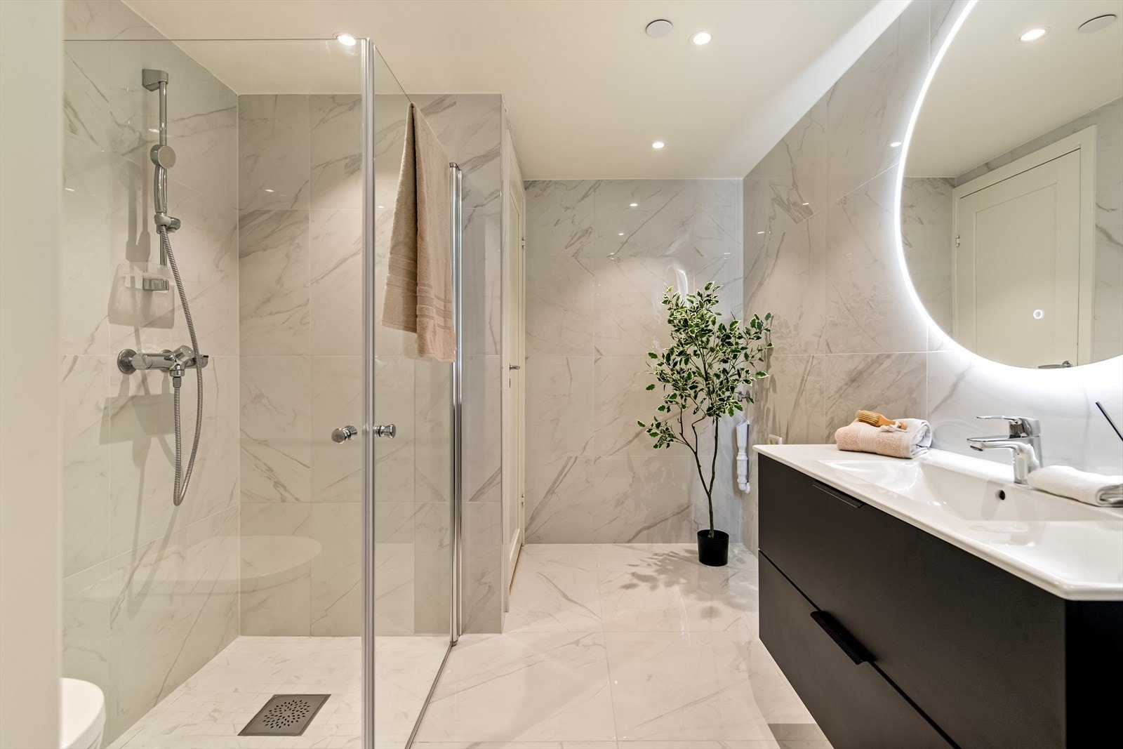 Det lekre baderommet har elegante 60x60 fliser som gir en moderne og stilig følelse, og er den perfekte kombinasjonen av funksjonalitet og design. Galleribilde