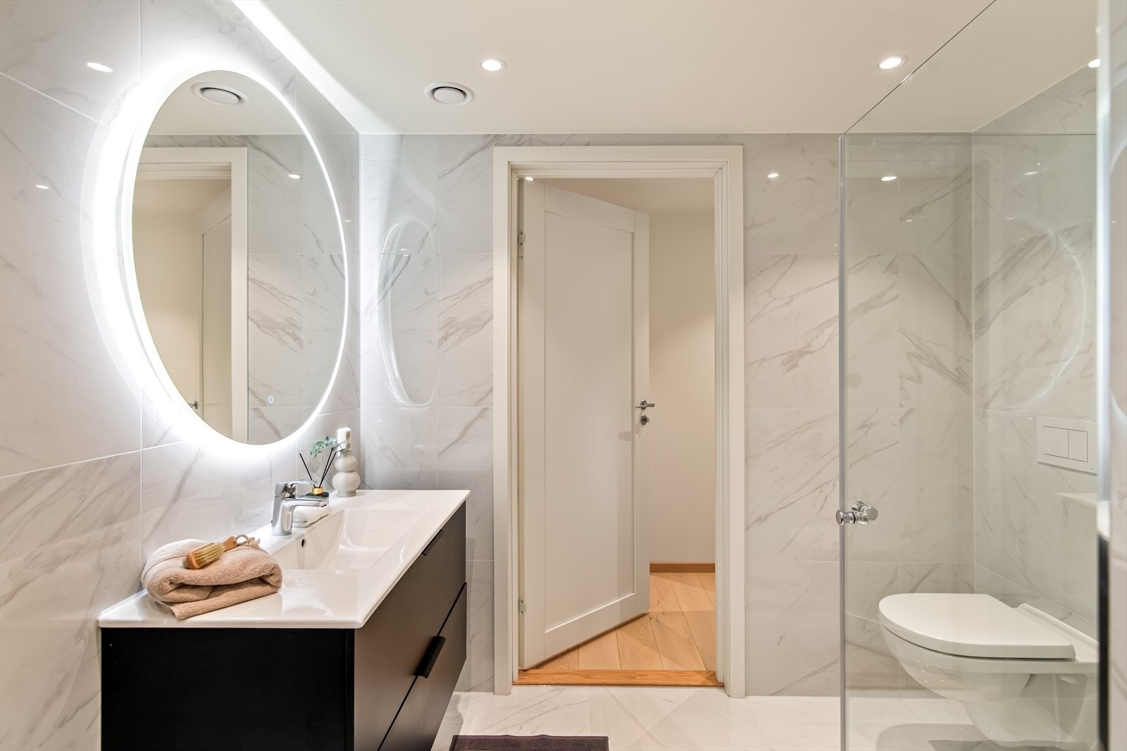 Dette baderommet vil garantert imponere deg og dine gjester, og vil gi deg en følelse av luksus og velvære hver gang du går inn på badet. Galleribilde