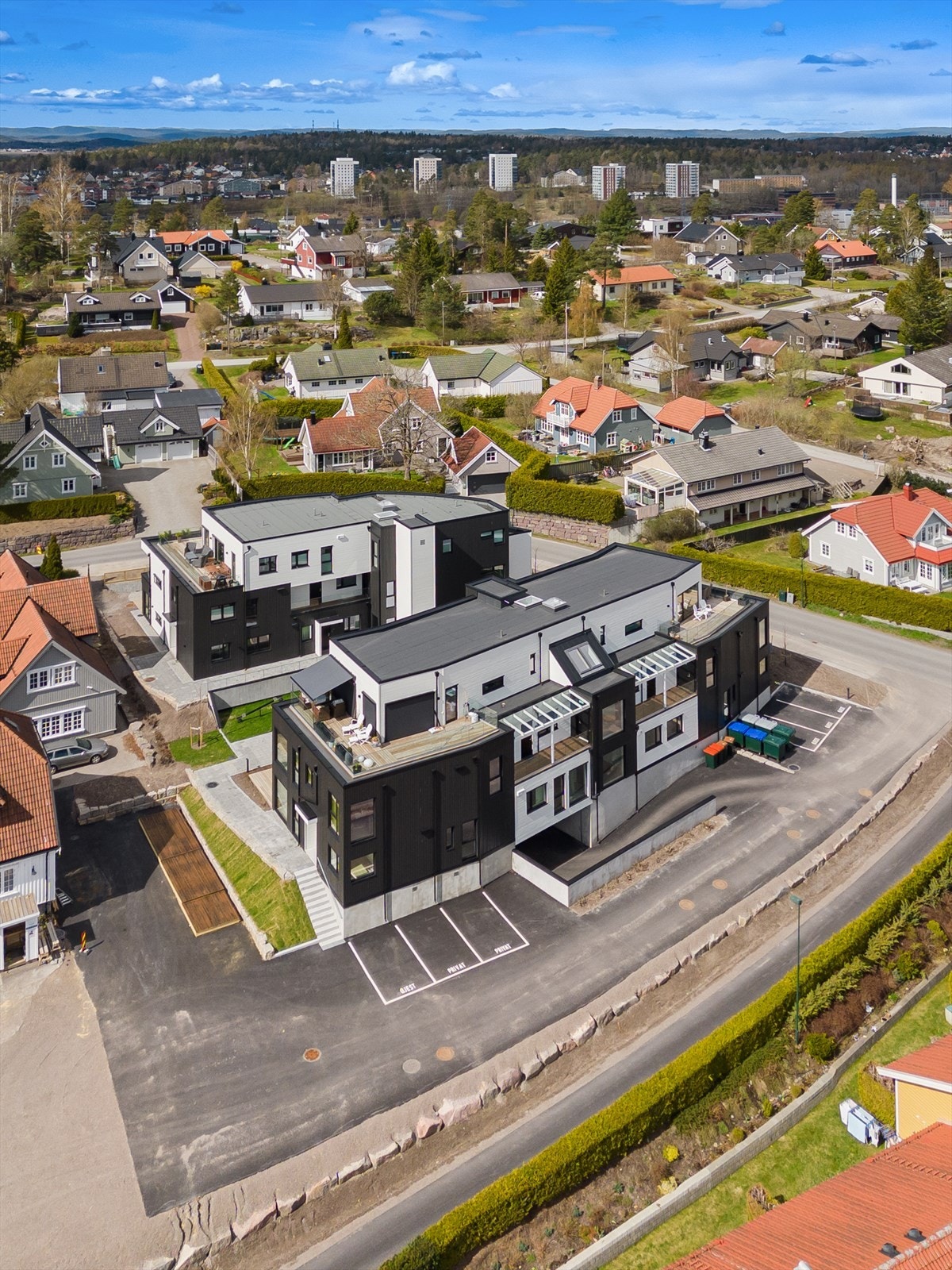 Det er kort gange til Olsrød Park med bl.a. dagligvare med post-i-butikk, kafe, lege-/helsesenter, klesforretninger, bank, apotek, frisør m.m. Her finnes også det populære treningssenteret Level med et stort svømmehall/badeanlegg, spaopplevelser og annet. Galleribilde