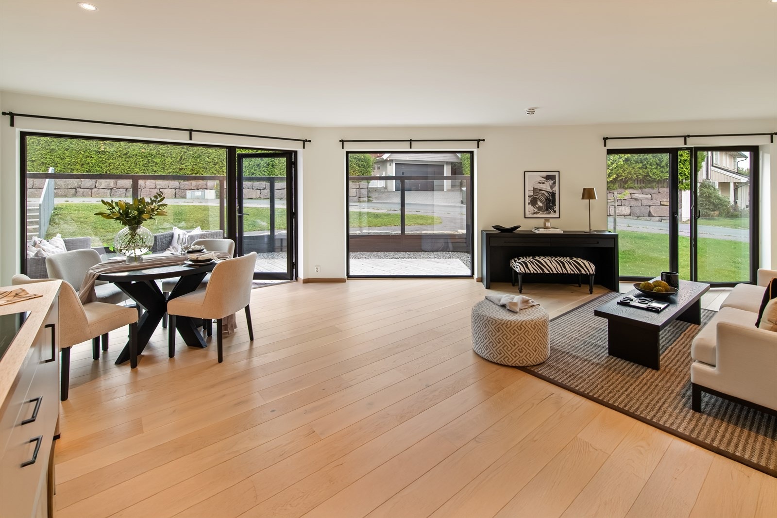 Fra stuen kan du gå rett ut på terrassen og nyte ettermiddags- og kveldssol. Galleribilde