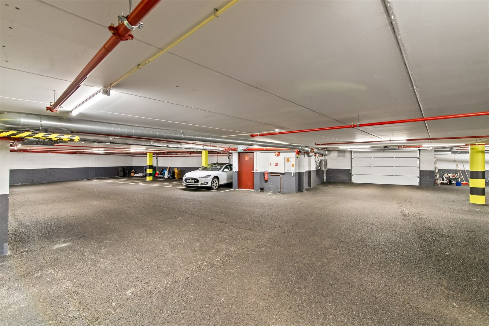 I den store fellesgarasjen får du din egne parkeringsplass, i tillegg til en romslig bod. Galleribilde