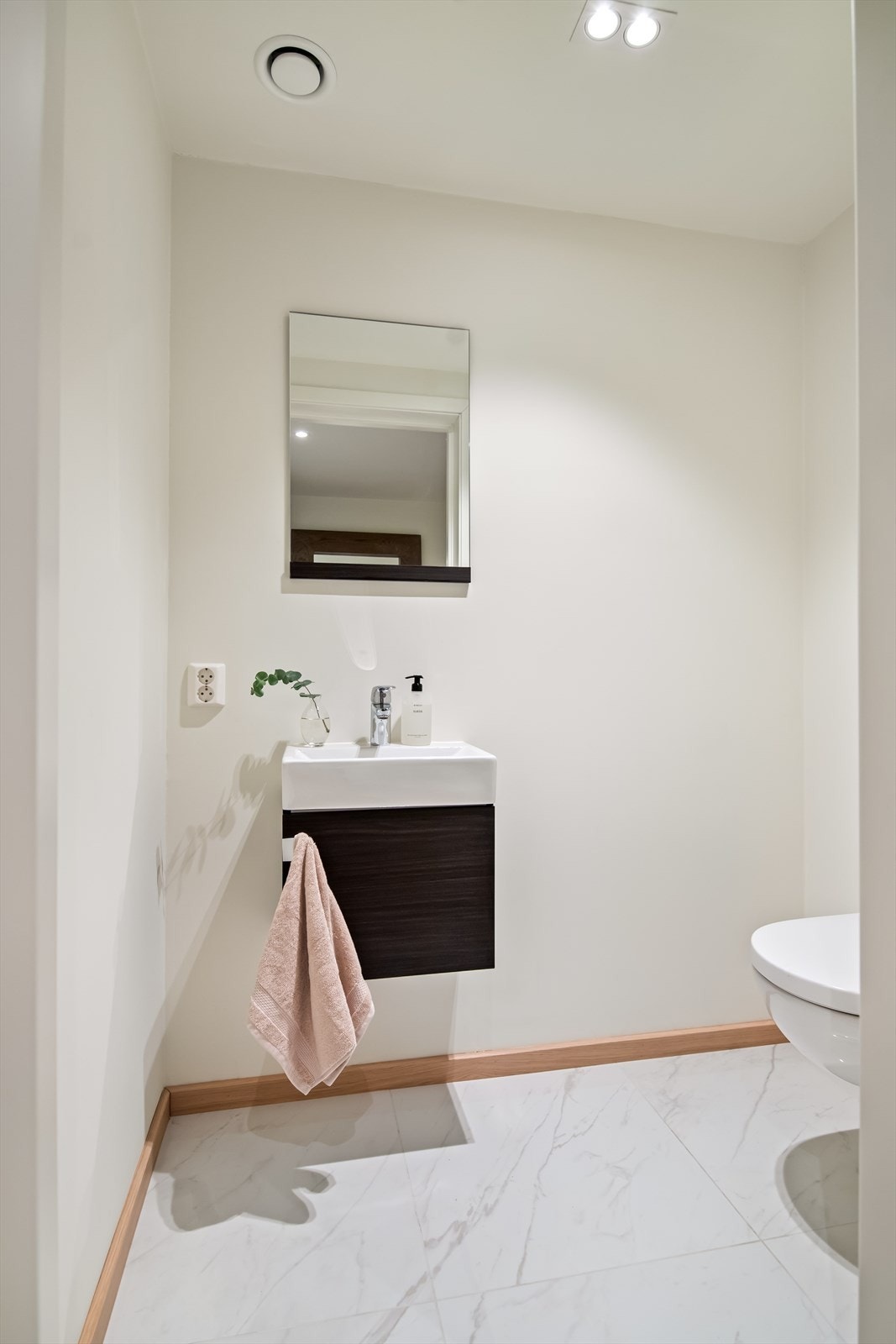 Gjestetoalett i gangen, som er både praktisk og hyggelig for dine gjester! Med denne smarte plasseringen vil dine gjester enkelt kunne finne toalettet. Galleribilde