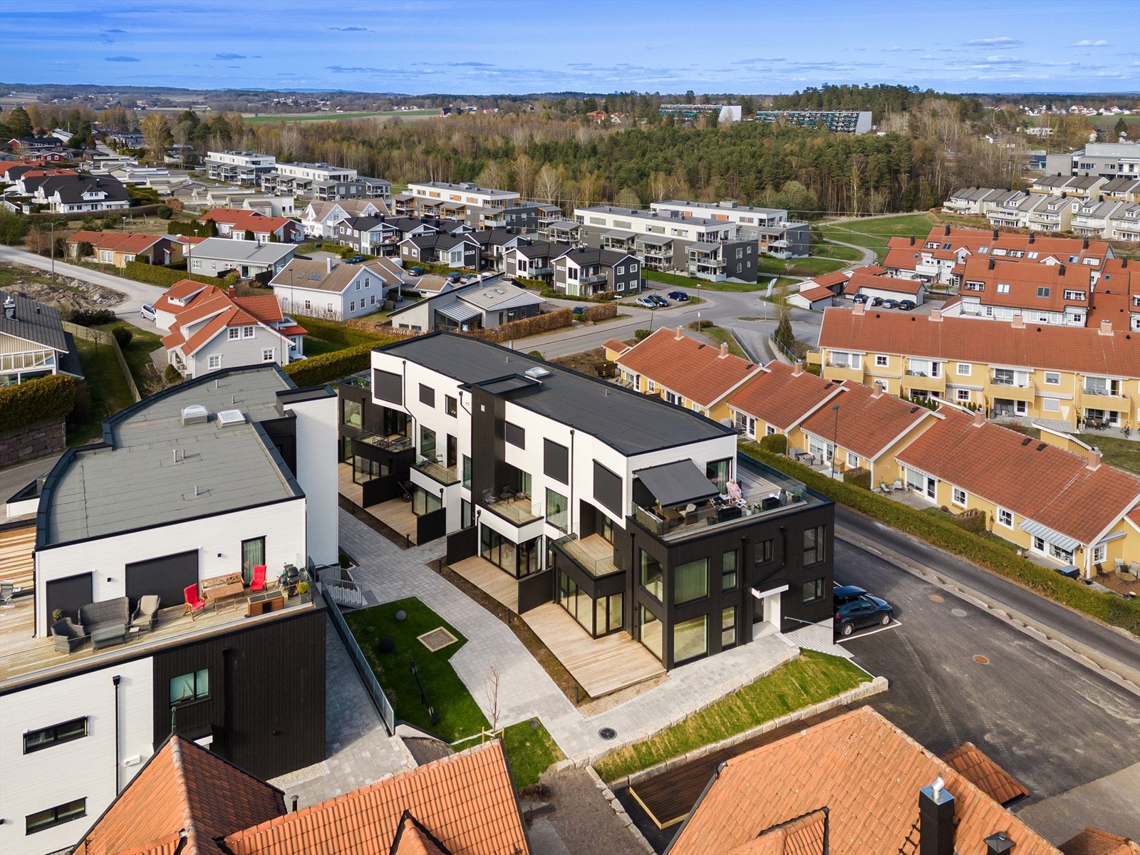 Velkommen til flotte Lindetunet med sin sentrale beliggenhet i populære Presterødåsen. Galleribilde