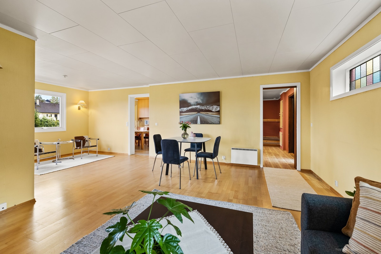 Rommet er gjennomgående og har godt med vindusflater langs tre yttervegger som gir godt med lysinnslipp Galleribilde