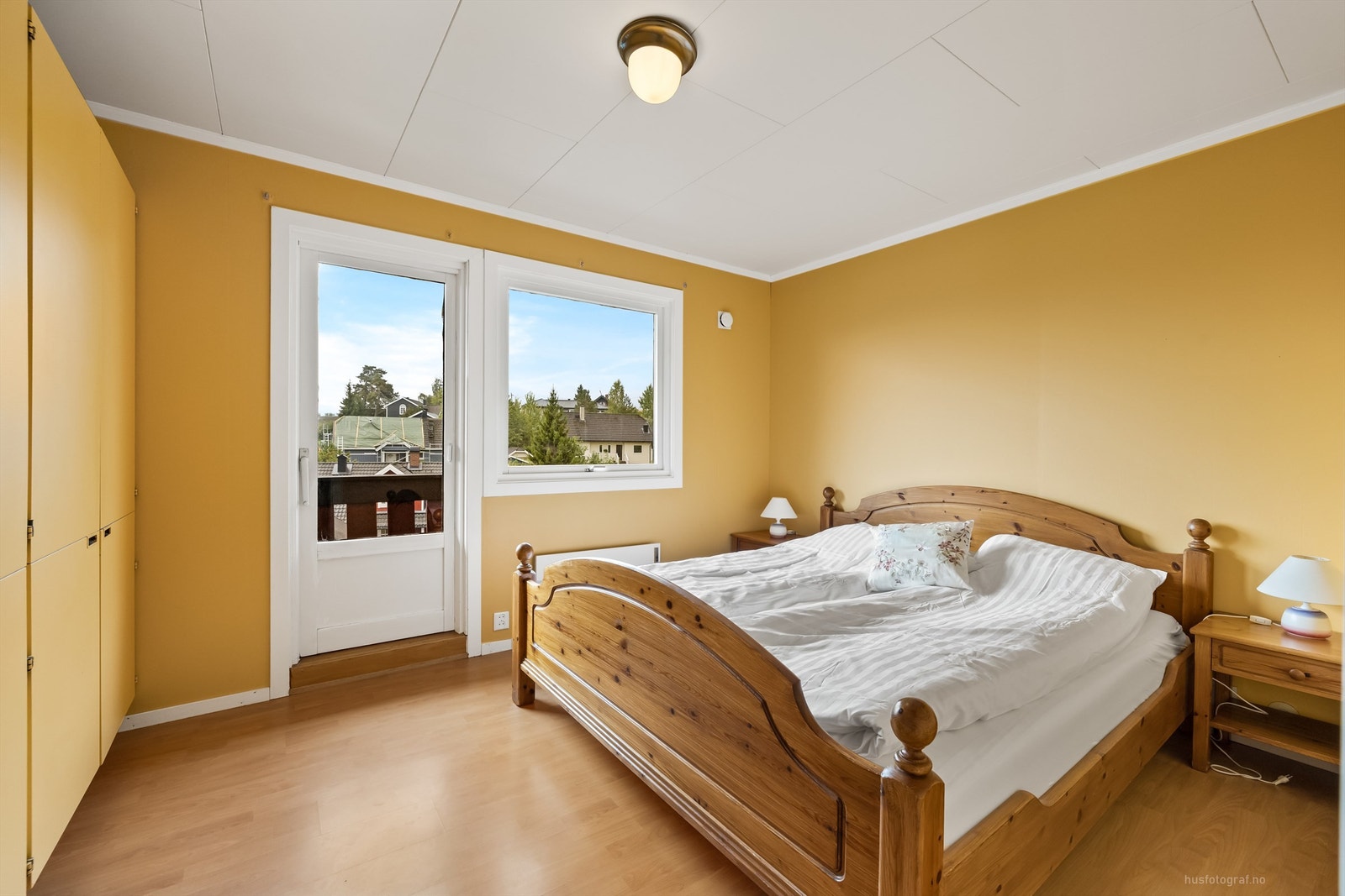 Soverom 1 med garderobeløsning og utgang til veranda Galleribilde