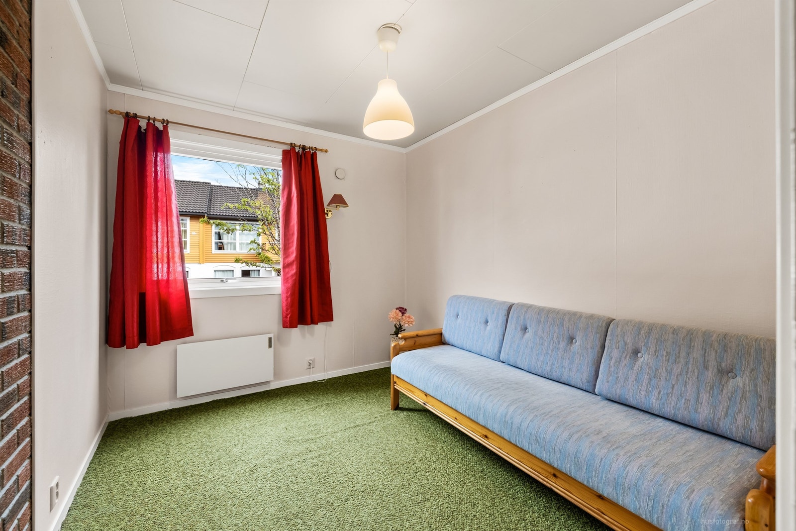 Soverom 2 med vegg-til-vegg teppe på gulv, tapet på vegger og plater i himling Galleribilde