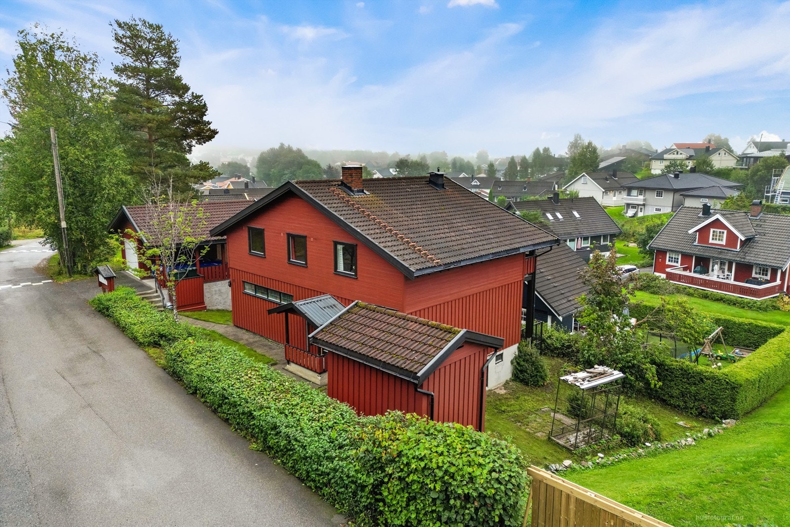 Parkering i frittstående garasje fra 2003 med carport Galleribilde