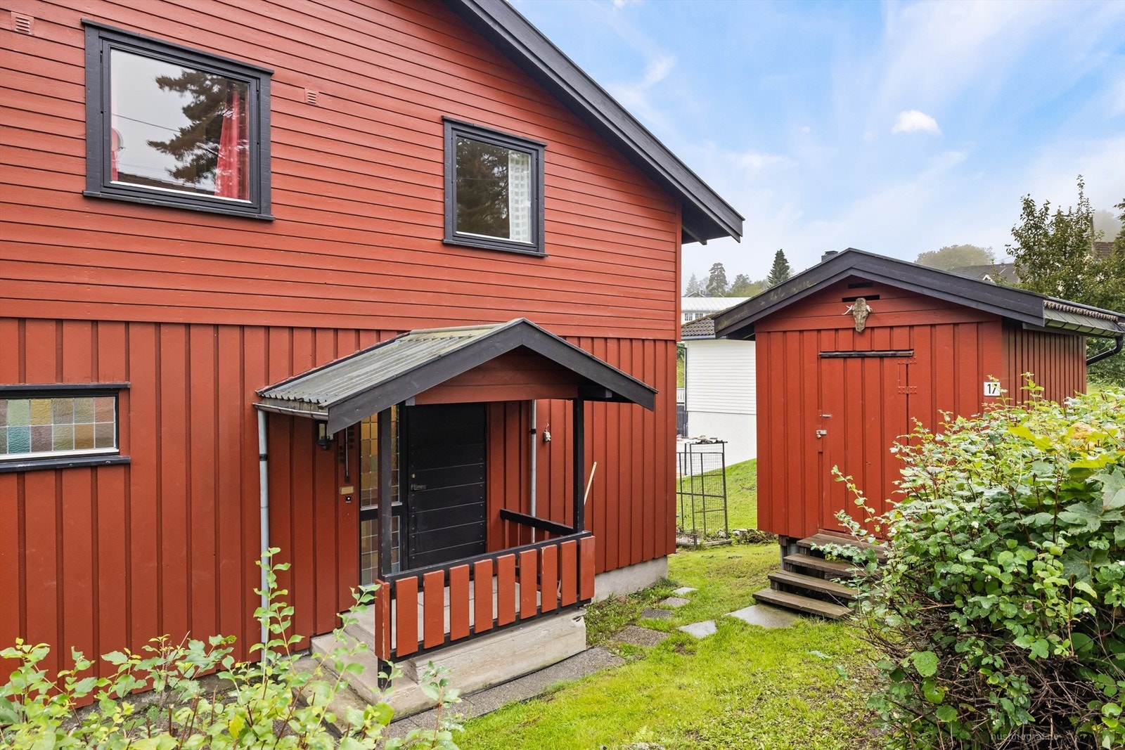 Fra gårdsplassen er det adkomst til boligens overbygde inngangsparti i 1. etasje Galleribilde