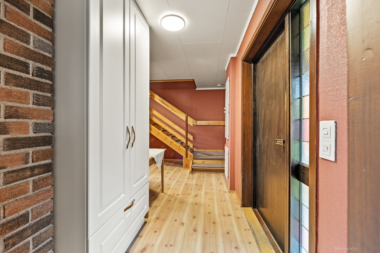 Entré med garderobeskap i hvit og profilert utførelse Galleribilde