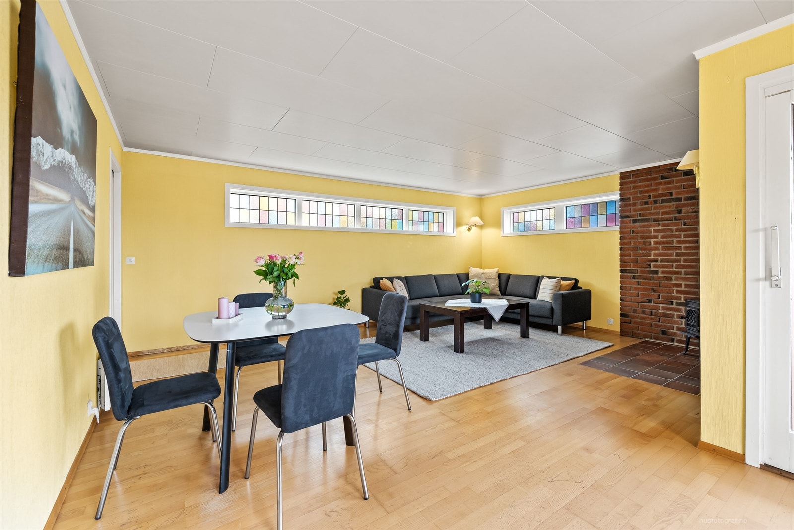 Vinkelstue med sofaområde, spiseplass og sittegruppe Galleribilde