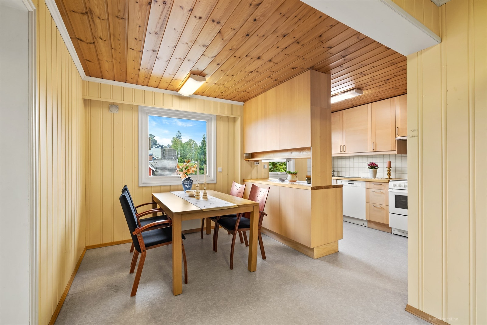 Profilert kjøkkeninnredning fra ca. 2005 med over- og underskap Galleribilde