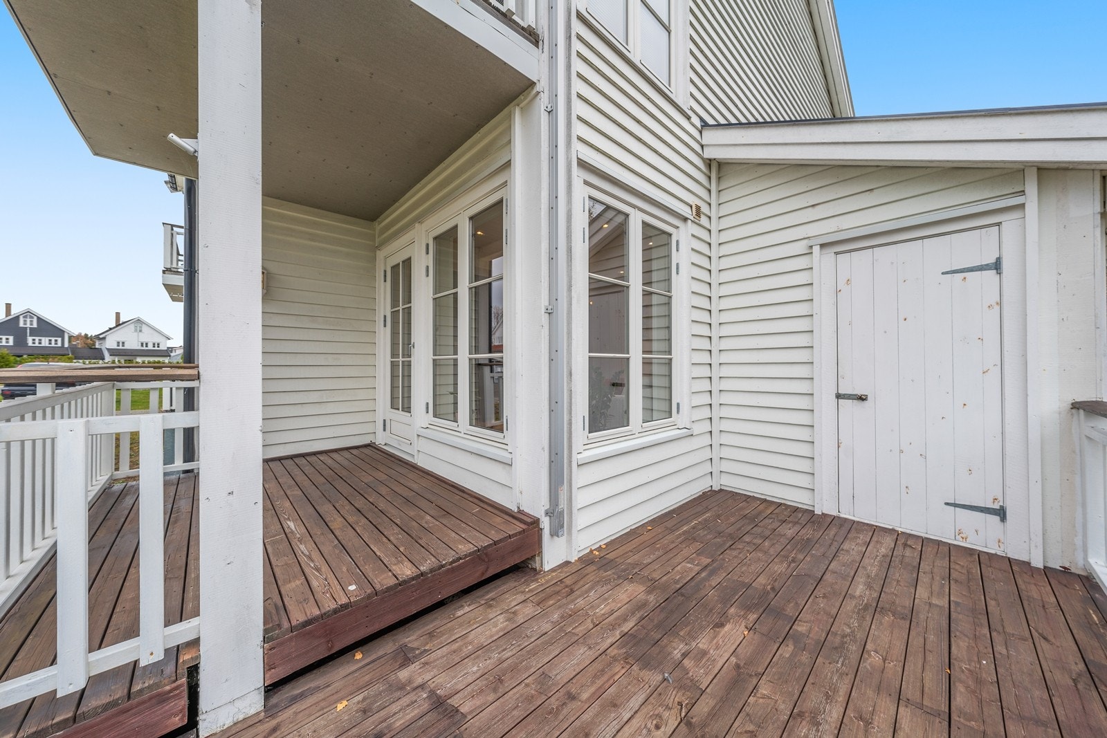 Terrasse på begge sider som utnytter de gode solforholdene. Galleribilde