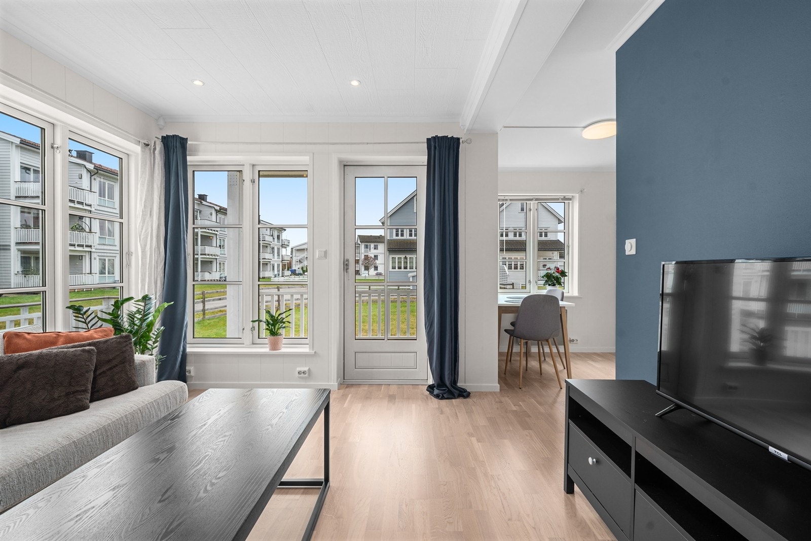 Leiligheten har en god planløsing og godt med naturlig lys som gir en god romfølelse. Direkte utgang til solrik terrasse. Galleribilde