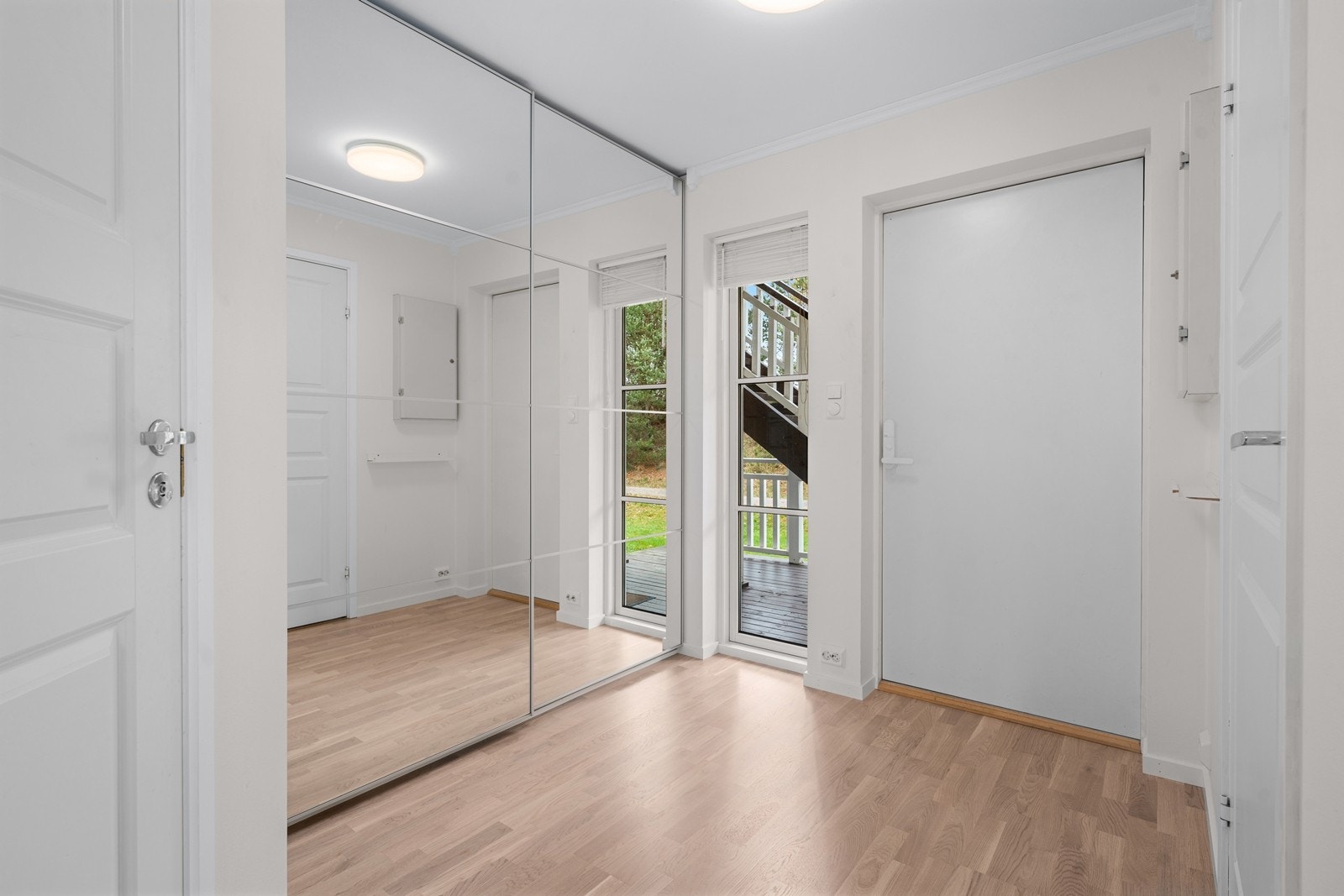 Velkommen inn | God plass til å henge fra seg i skyvedørsgarderobe. Galleribilde