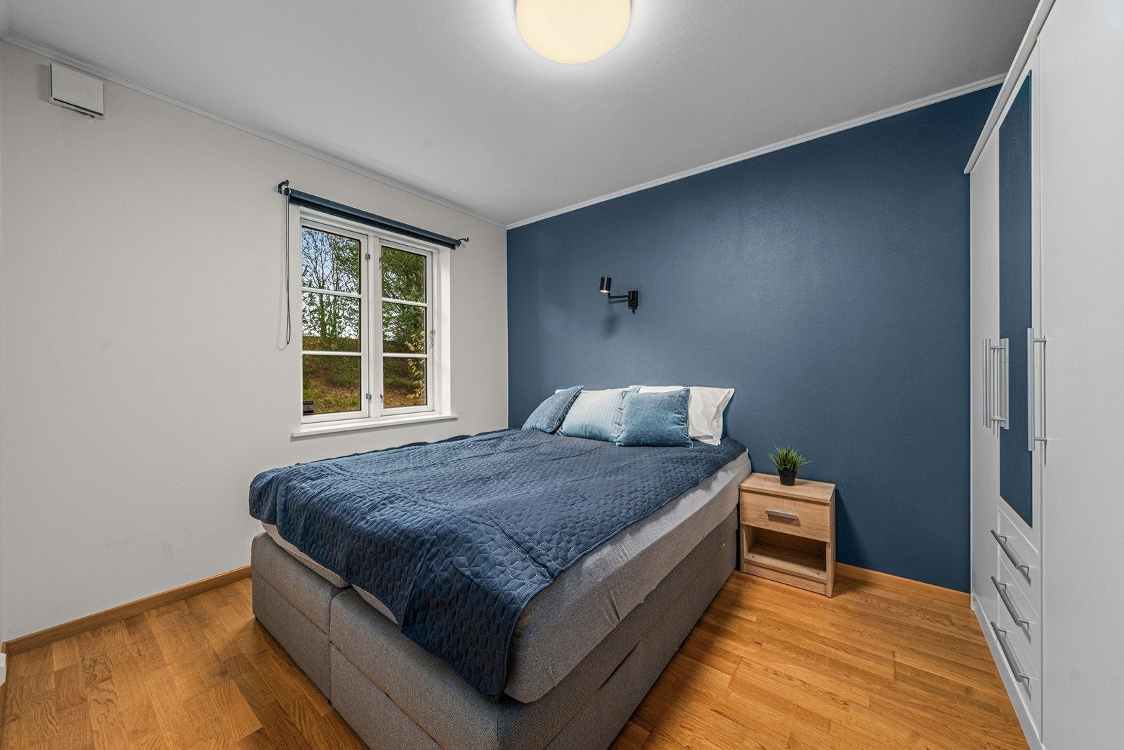 Soverom av god størrelse og med garderobeskap. Galleribilde