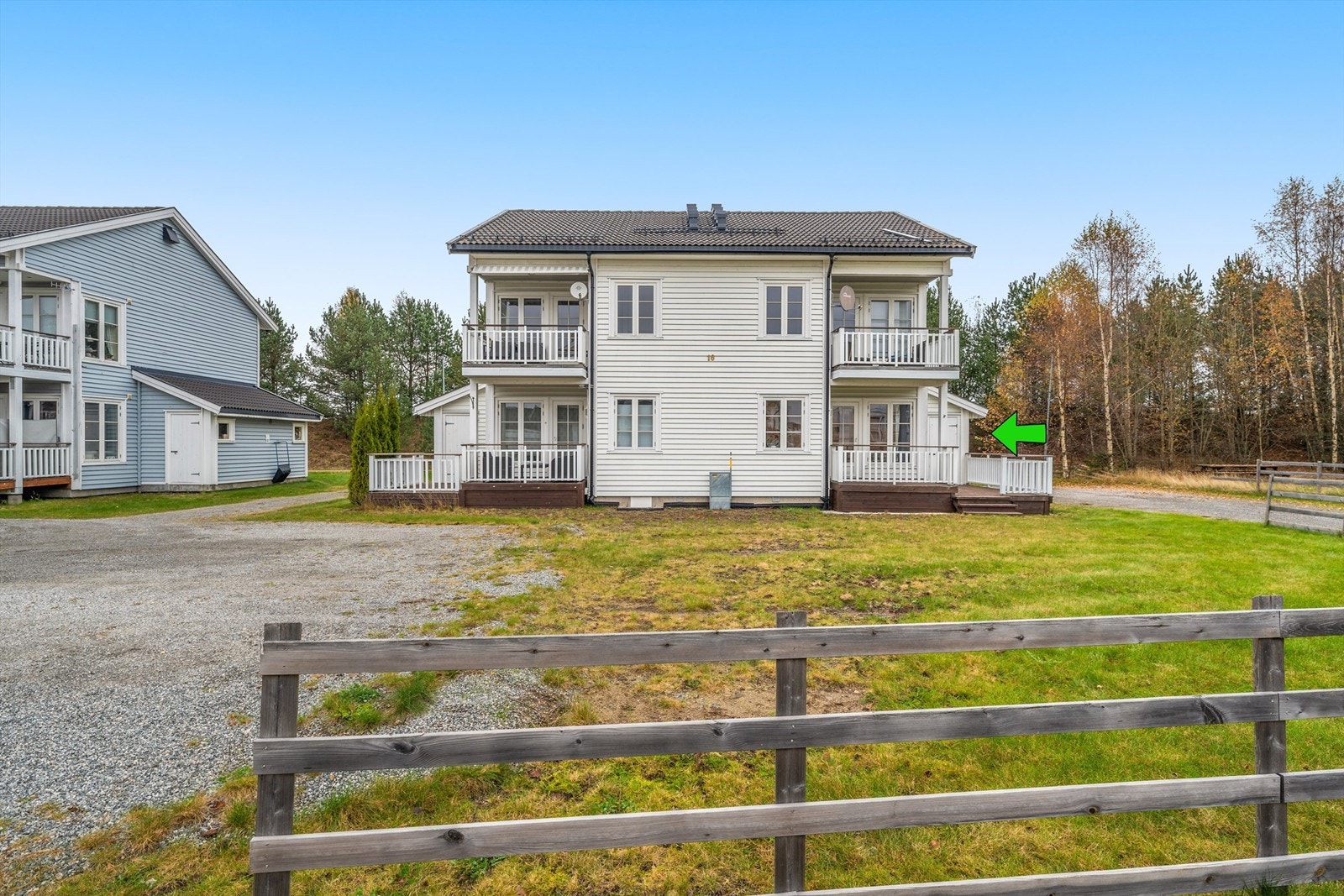 Leiligheten ligger i byggets første etasje og har utgang til terrasse og fellesarealer. Galleribilde
