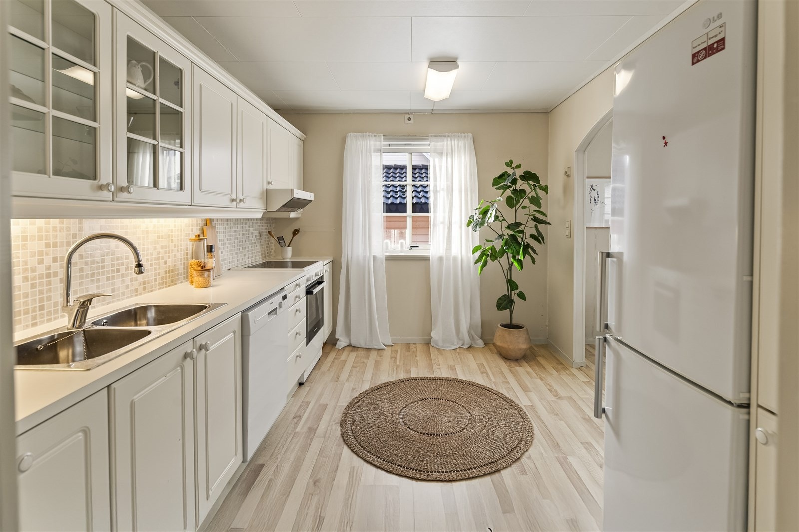 Kjøkkenet ligger i delvis åpen løsning til stuen, og hvor det store vinduet mot syd gir godt lysinnslipp, og gjør dette til et hyggelig rom å oppholde seg. Galleribilde