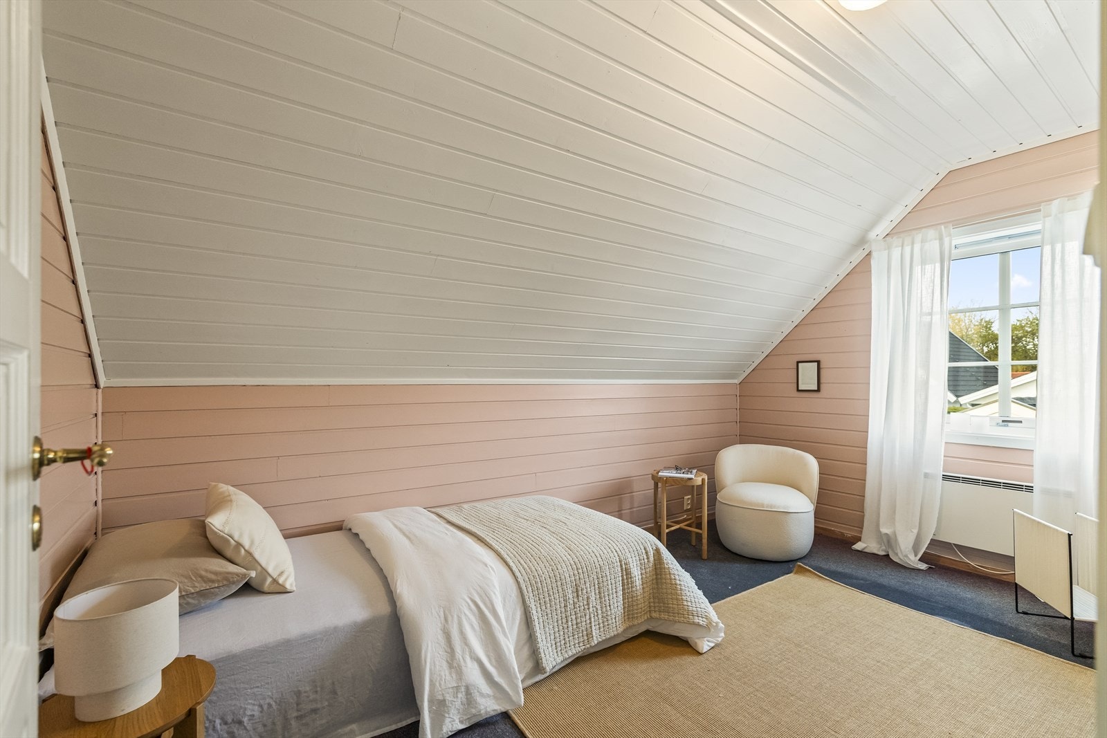 Soverom nr. tre har vindu i enden som gir godt med naturlig lysinnslipp. Galleribilde