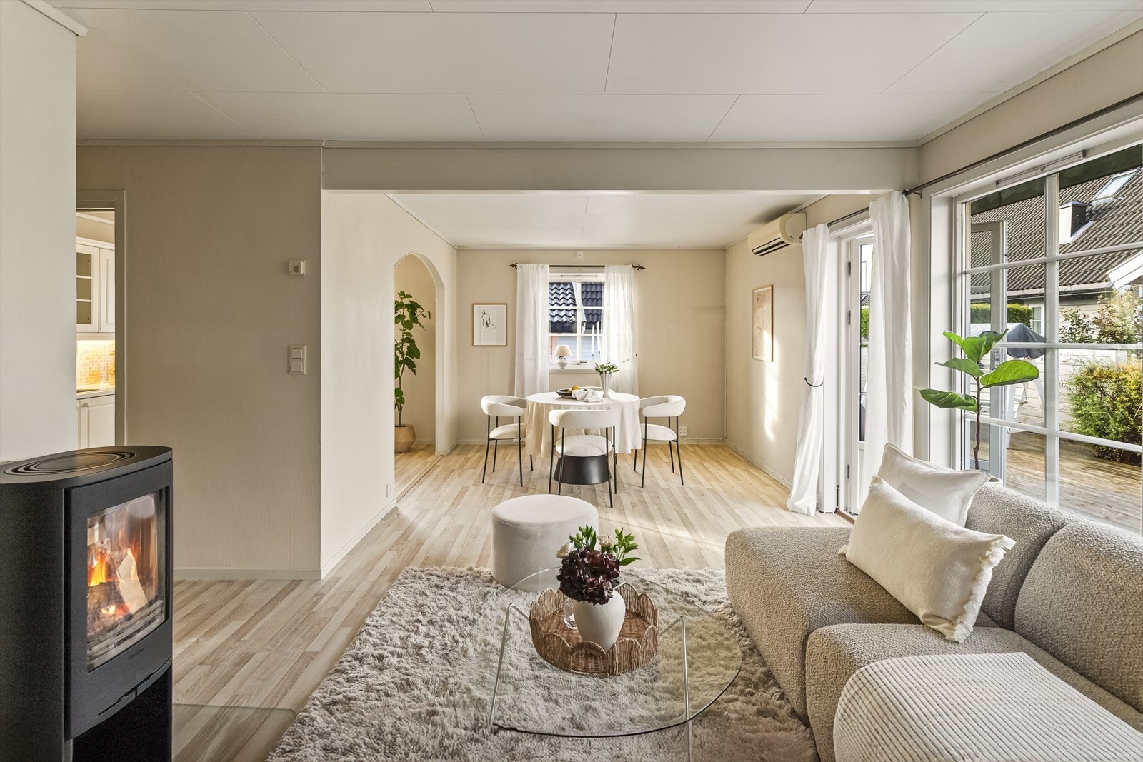 Boligen er godt tilpasset ulike livsfaser og aldersgrupper med en smart planløsning i tillegg til alle bofunksjoner på ett plan i husets første etasje. Galleribilde