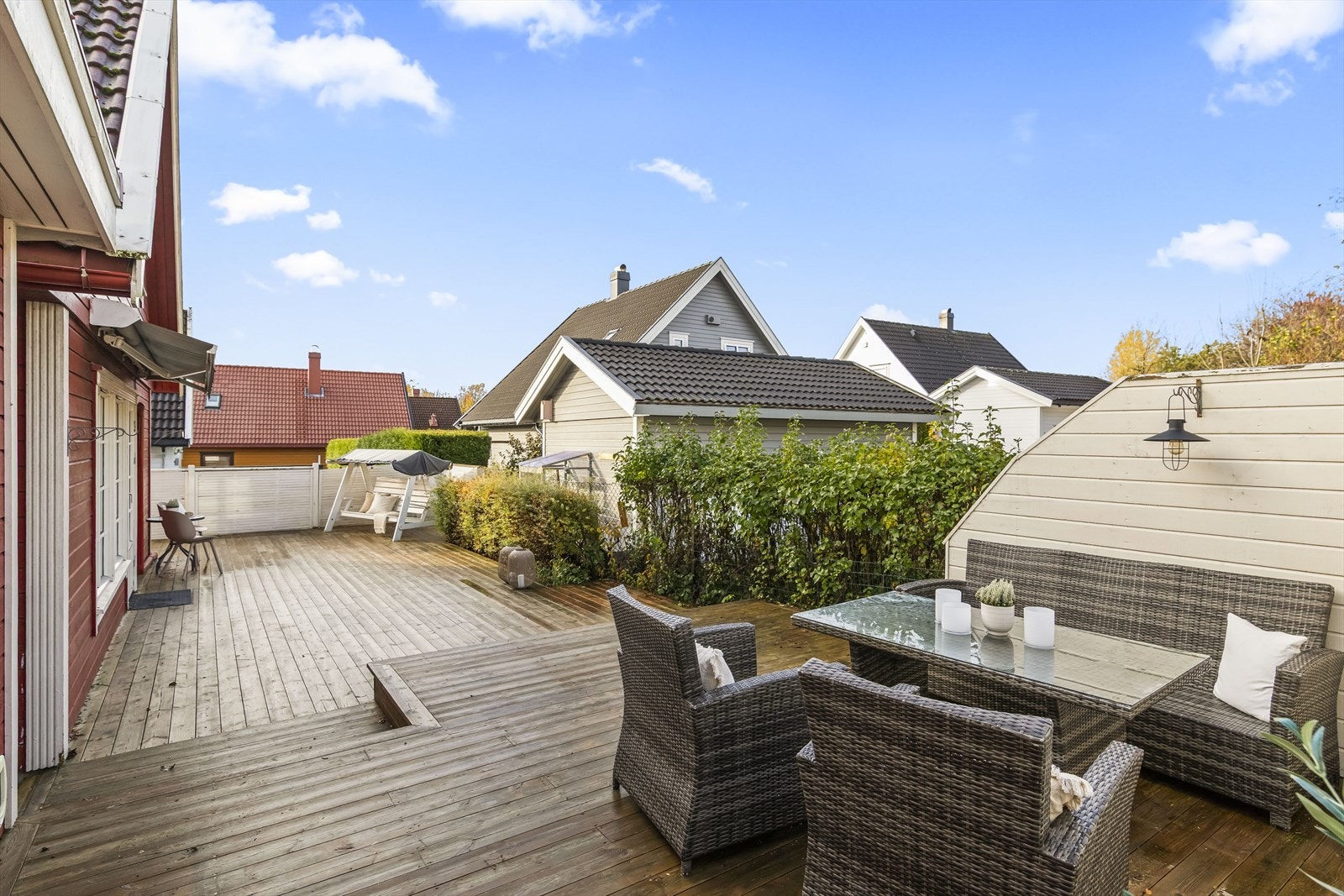 Terrassen er av god størrelse og innbyr til at fine dager- og kvelder virkelig kan nytes her. Galleribilde