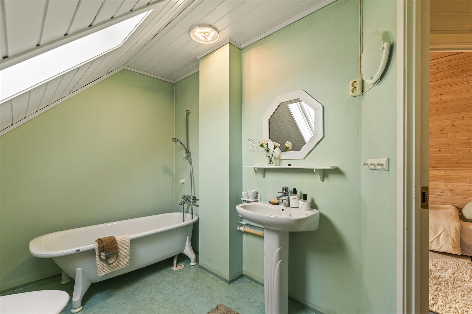 Baderommet har fått tilstansgrad 3 og oppgradering/modernisering må påregnes. Galleribilde