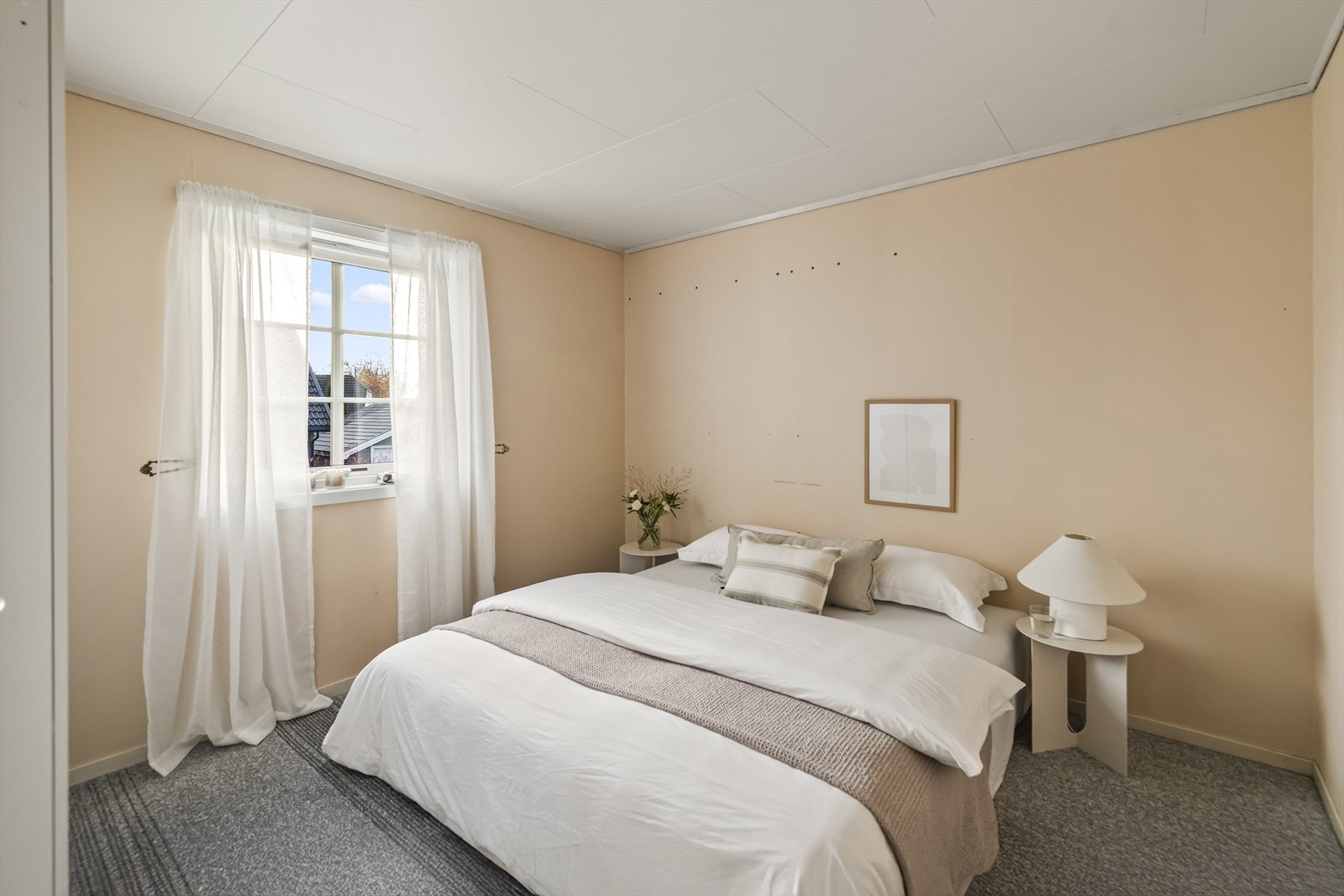 Ett av totalt fire soverom er praktisk plassert i 1.etasje. Galleribilde