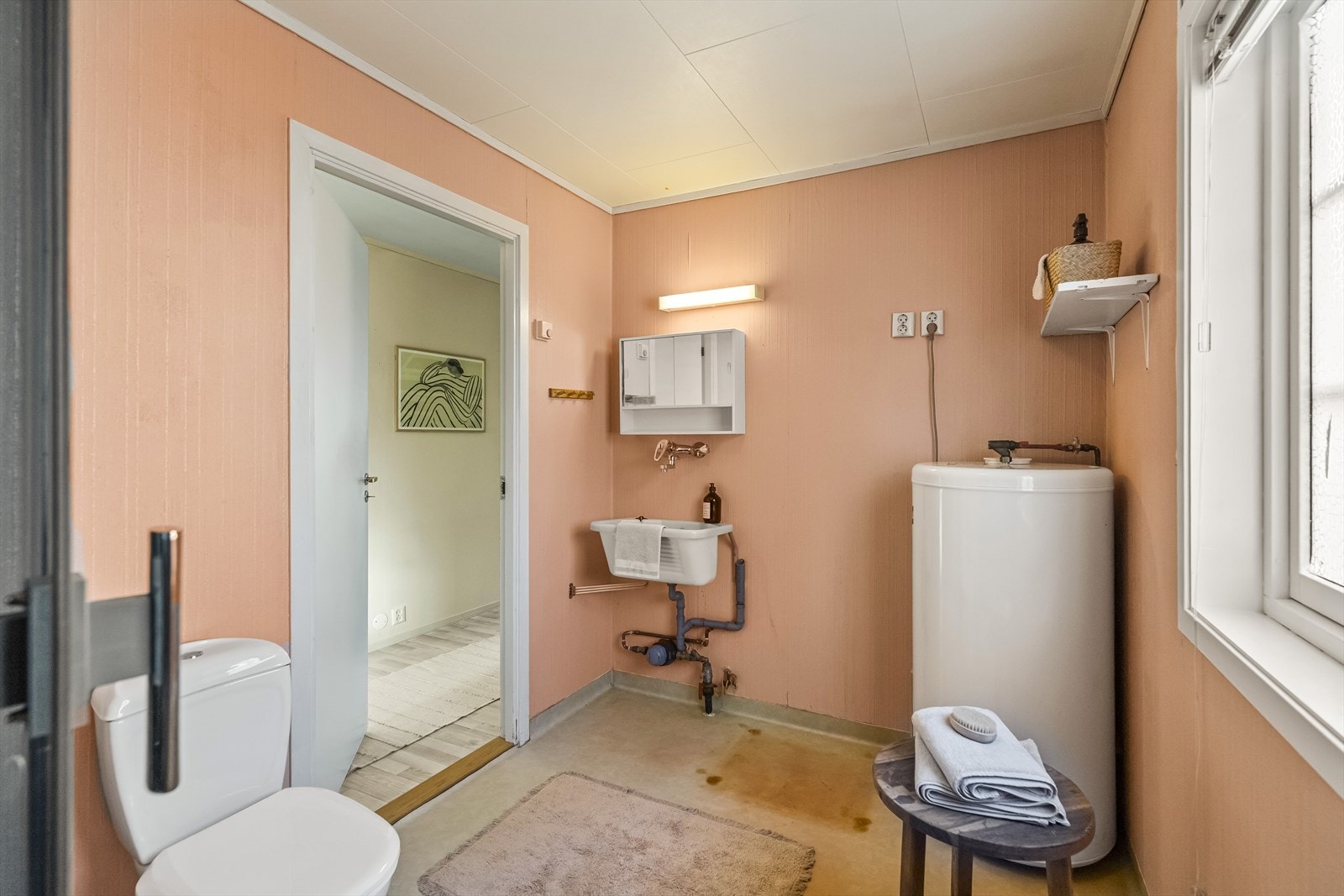 Baderommet er fra byggeår og er romslig størrelse. Av overflater er det belegg på gulv og tapet på vegger. Det er også varmekabler i gulv. Galleribilde