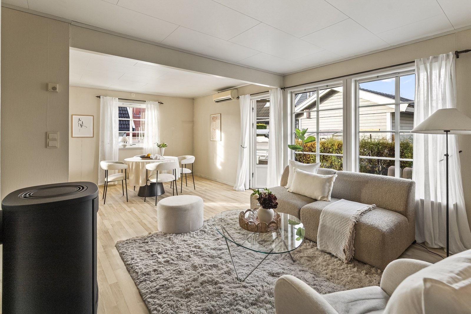 I tillegg har stuen en vegghengt varmepumpe fra Thosiba med service sist i 2017. Galleribilde