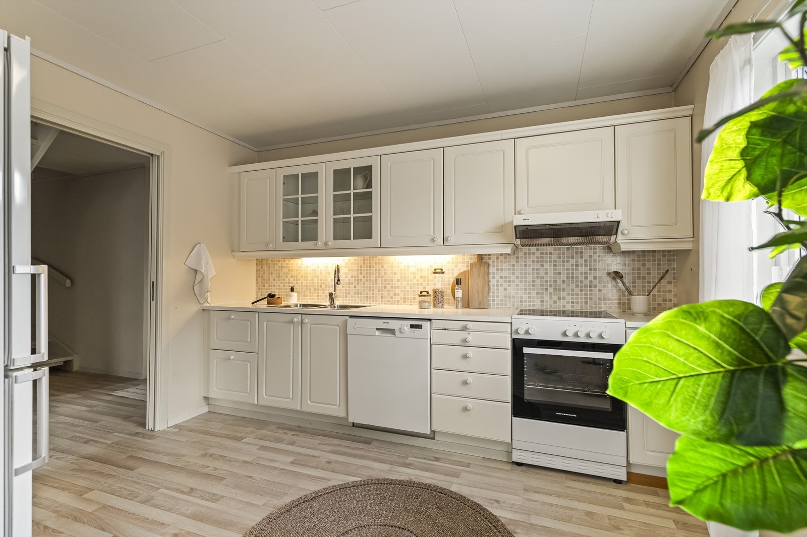 Oppvaskmaskin og komfyr medfølger salget. Over avsatt plass til komfyr er det ventilator med avtrekk i yttervegg. Galleribilde