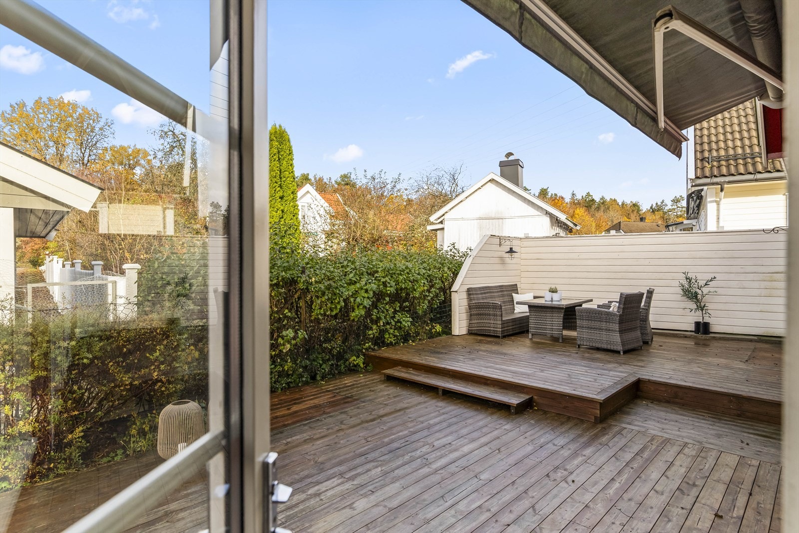 Lun og usjenert uteplass med markise som kan trekkes ut for ekstra skjerming. Galleribilde