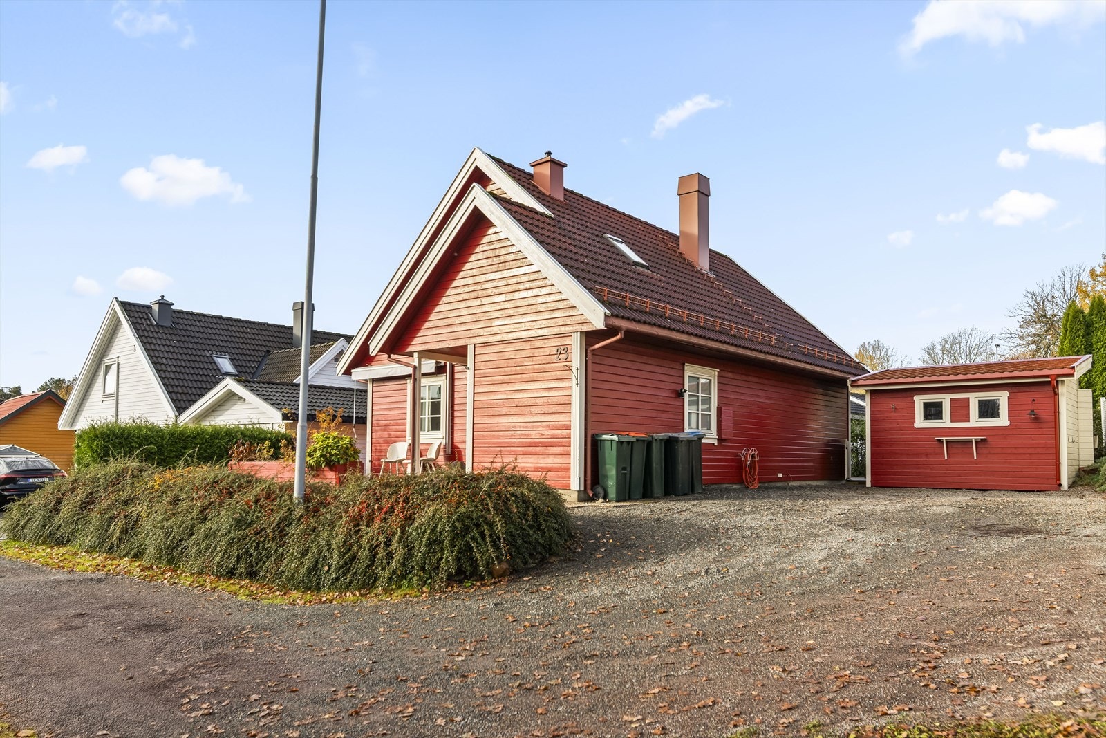 Eiendommen har både innvendig bod og frittstående utebod, som gir rikelig med plass til hageutstyr, sportsutstyr og sesongvarer. Galleribilde