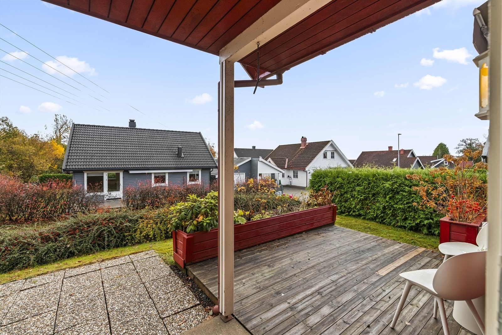 I tilknytning til inngangspartiet er det også etablert en hyggelig uteplass med plass til utemøblement og hyggelig beplantning. Galleribilde