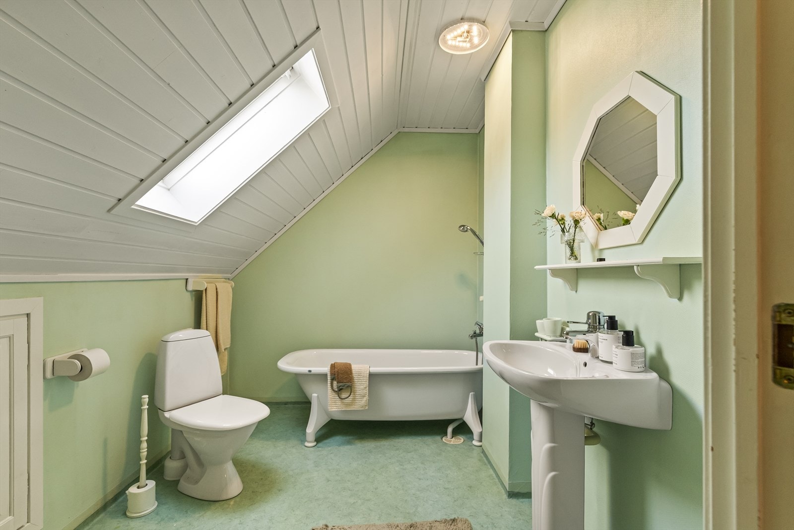 Baderommet i andre etasje er også fra byggeår. Av overflater i dette rommet er det belegg på gulv og tapet på vegger. Det er også varmekabler i gulv. Galleribilde