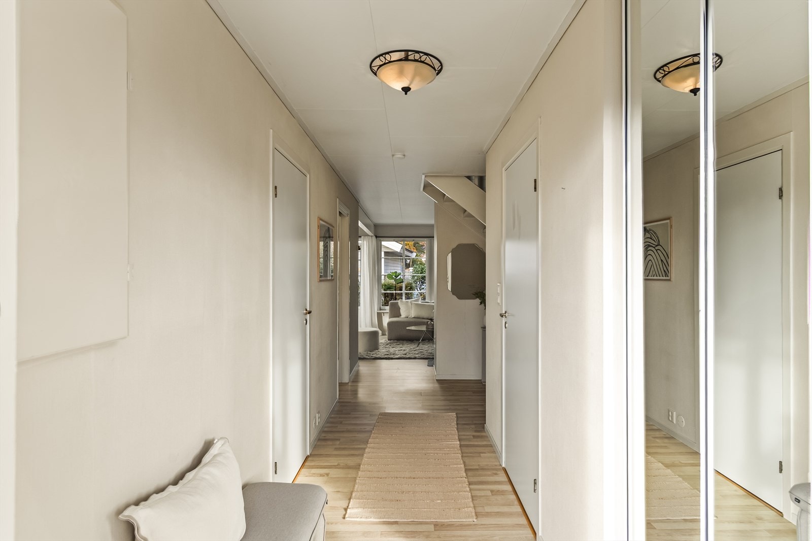 En hyggelig entré- og trappegang ønsker velkommen inn! Galleribilde