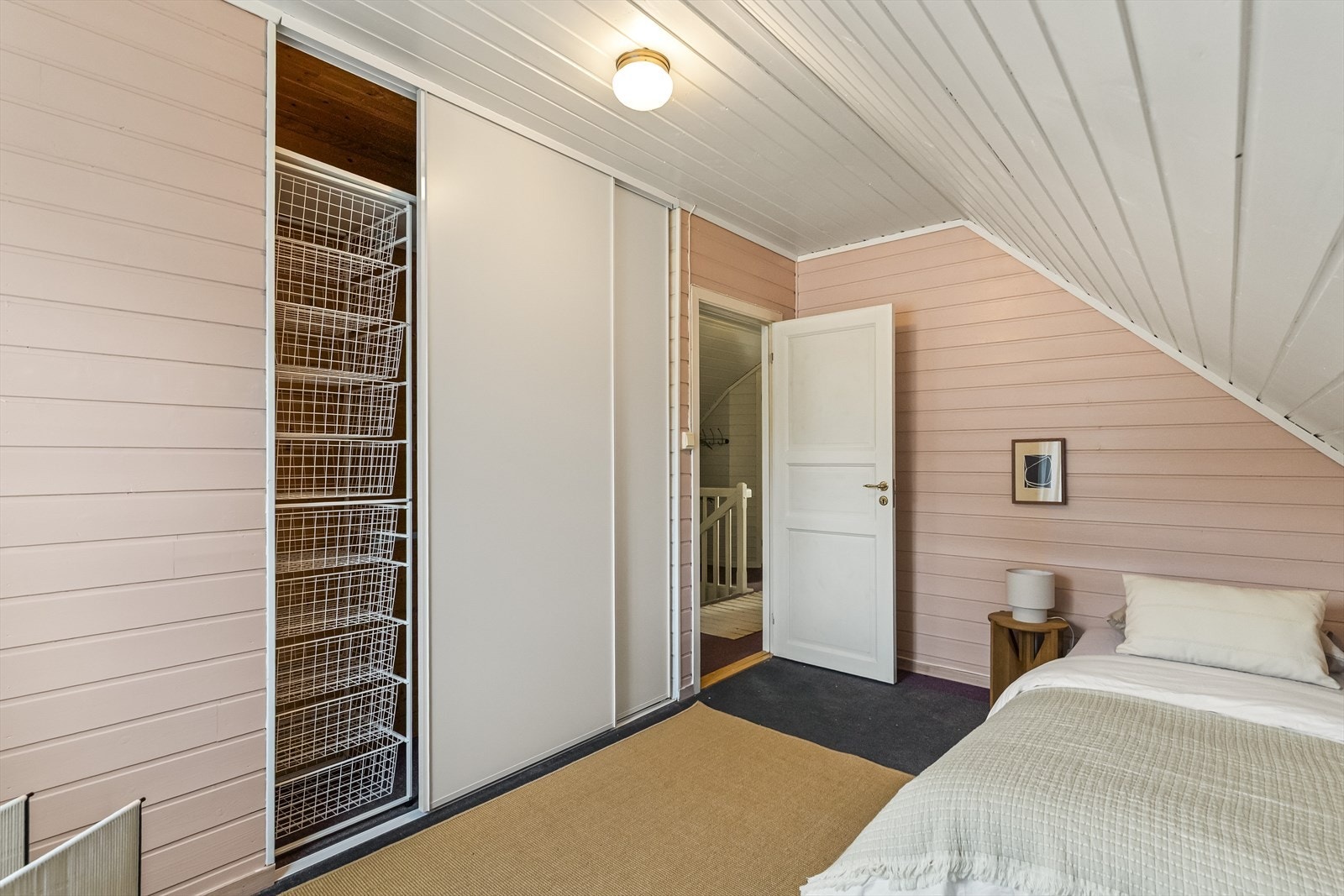 Dette soverommet har også en innebygget skyvedørsgarderobe som gir godt med lagringsmuligheter. Galleribilde