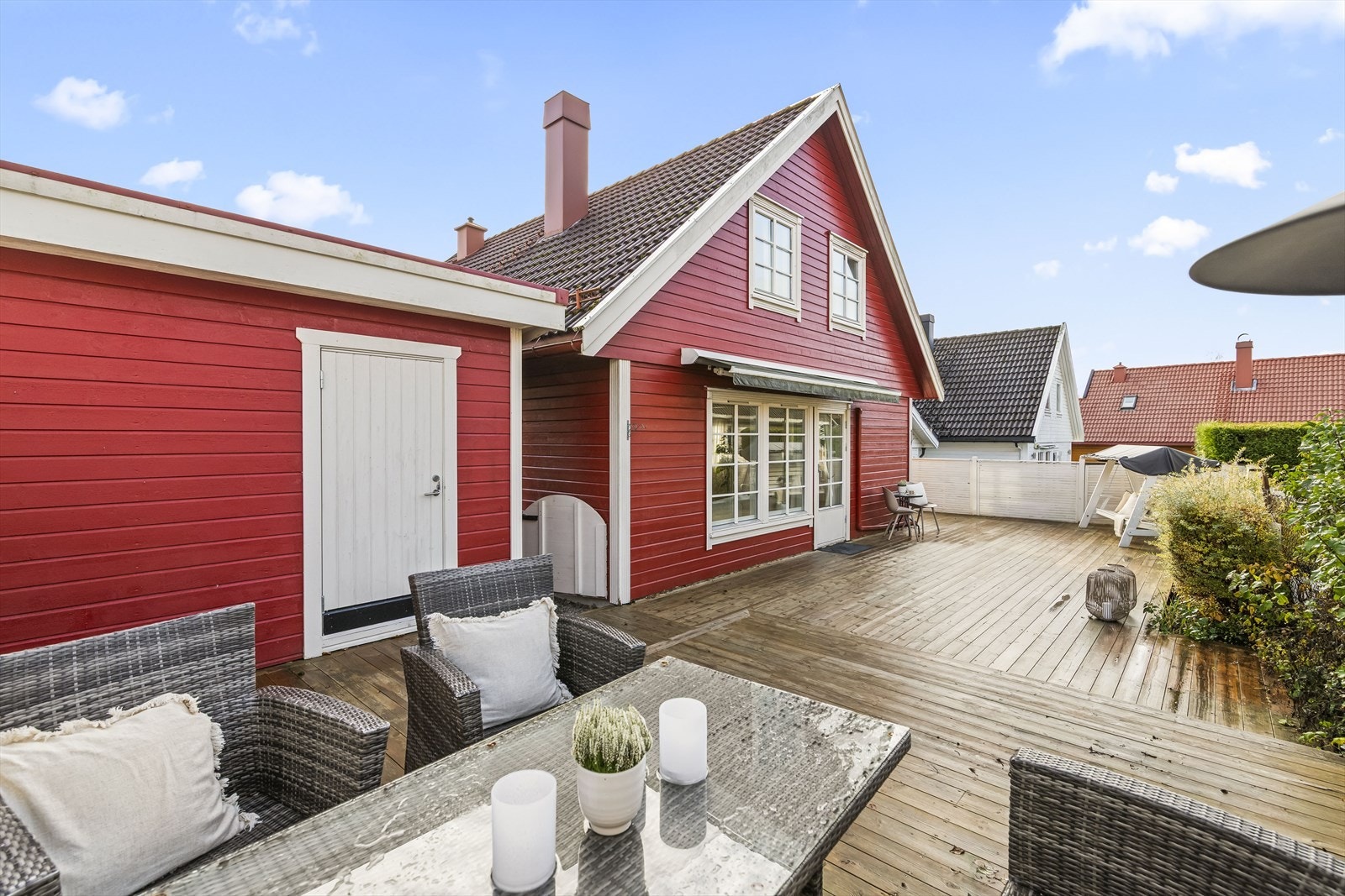 Området oppleves som lite trafikkert og trygt, med flere lekeplasser i nærheten. Barnehage, barneskole og den moderne Kongseik ungdomsskole er alle innen gangavstand, noe som gjør hverdagen enkel for familier. Galleribilde