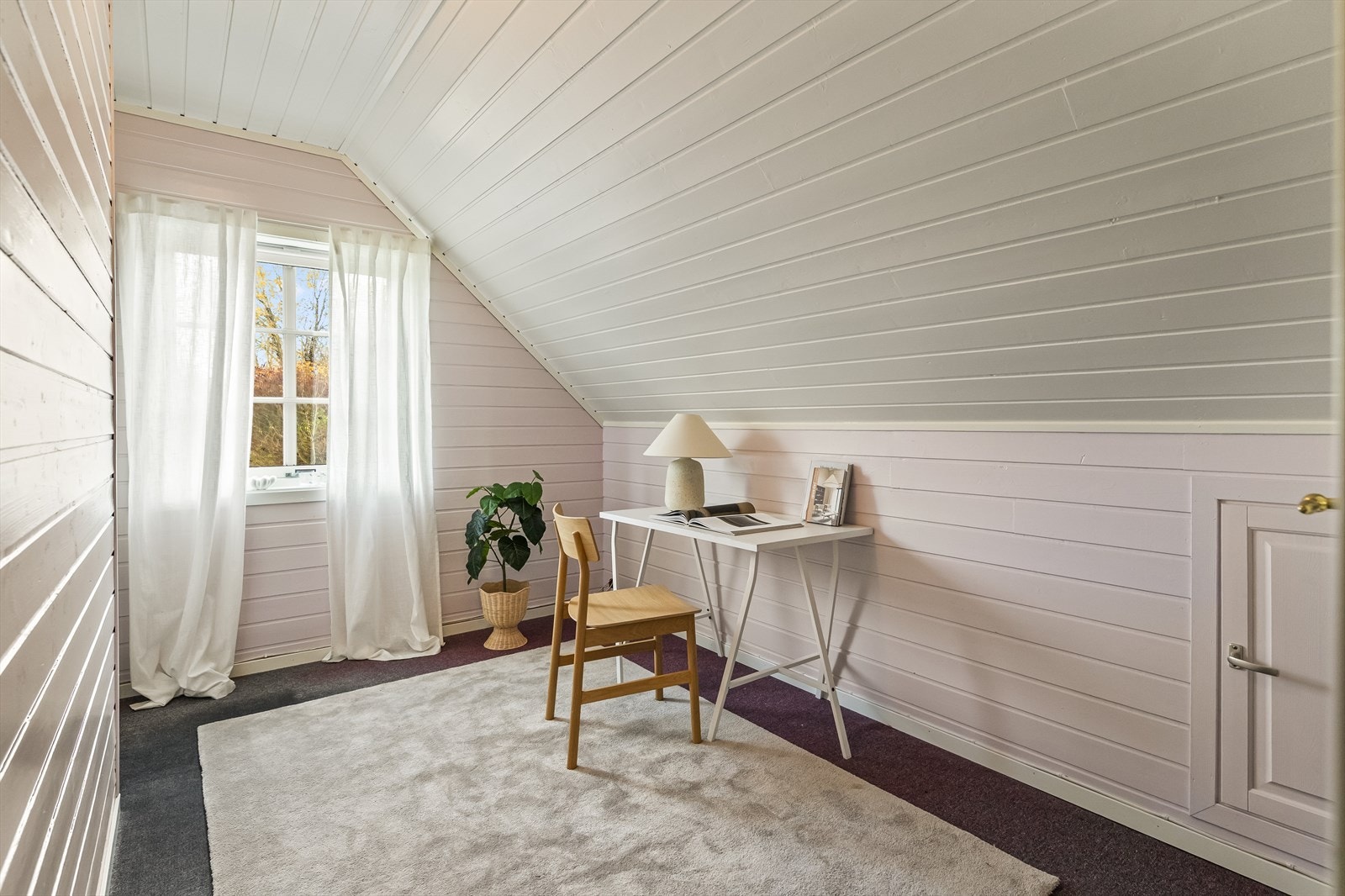 Boligens øvrige tre soverom er fint plassert i denne etasjen. Galleribilde