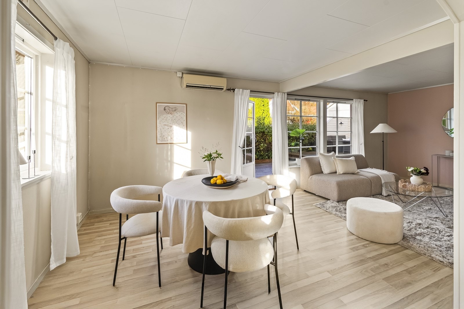 Fin stueløsning med store vinduer mot vest og vindu mot syd som gir rikelig med dagslys. Mot vest er også terrassedøren plassert som gir flott nærkontakt med den solrike terrassen. Galleribilde