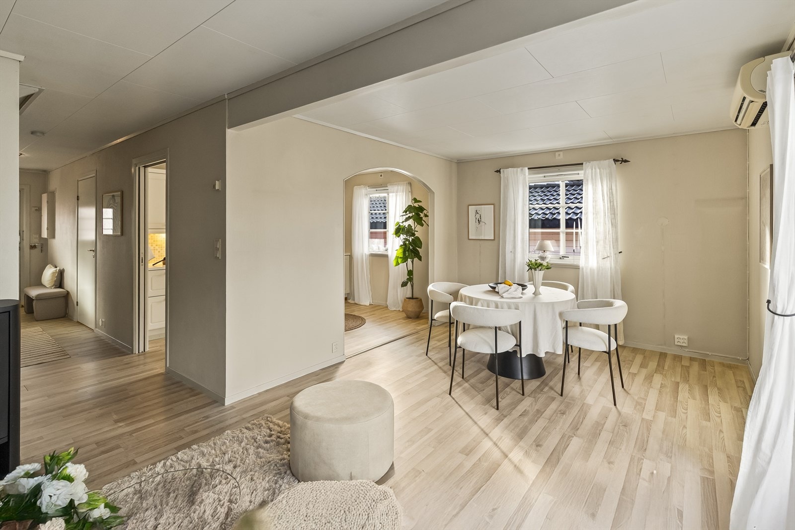 Gulvene i 1.etasje ble byttet i 2010 med unntak av vaskerommet og soverommene. Lyse og tidløse overflater gjør det enkelt å sette et personlig preg. Galleribilde