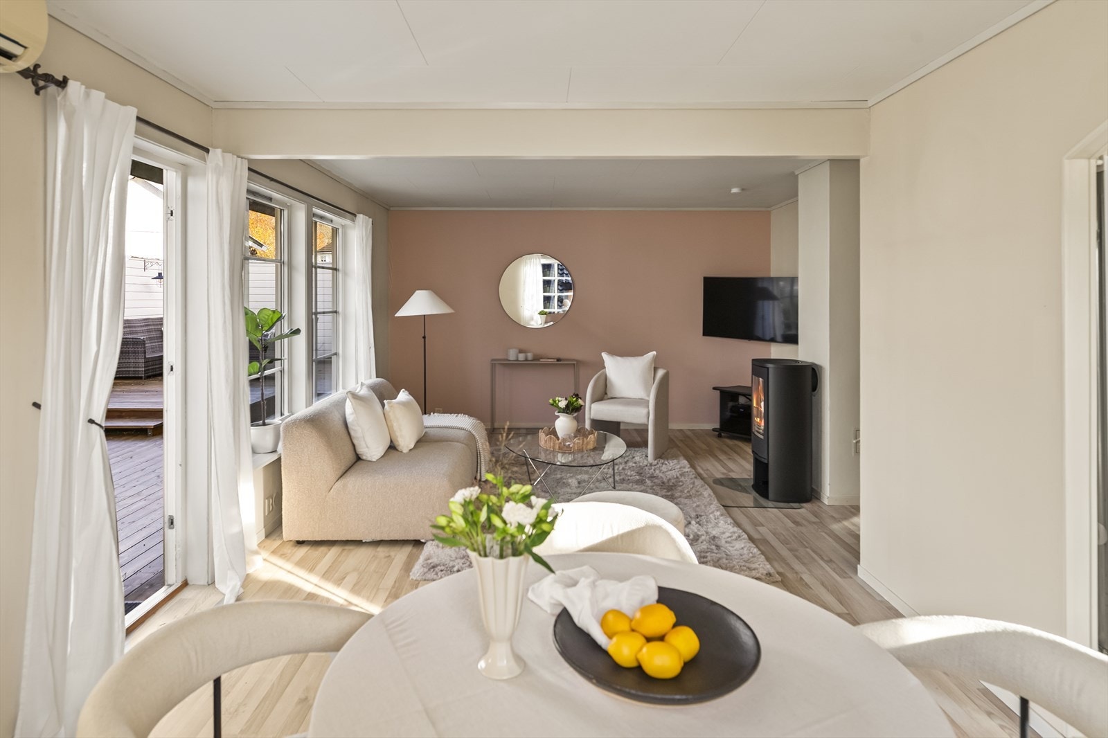 Stuen har god plass til både sofa og stort spisestuebord hvor man kan invitere til store familie-/venneselskap. Galleribilde