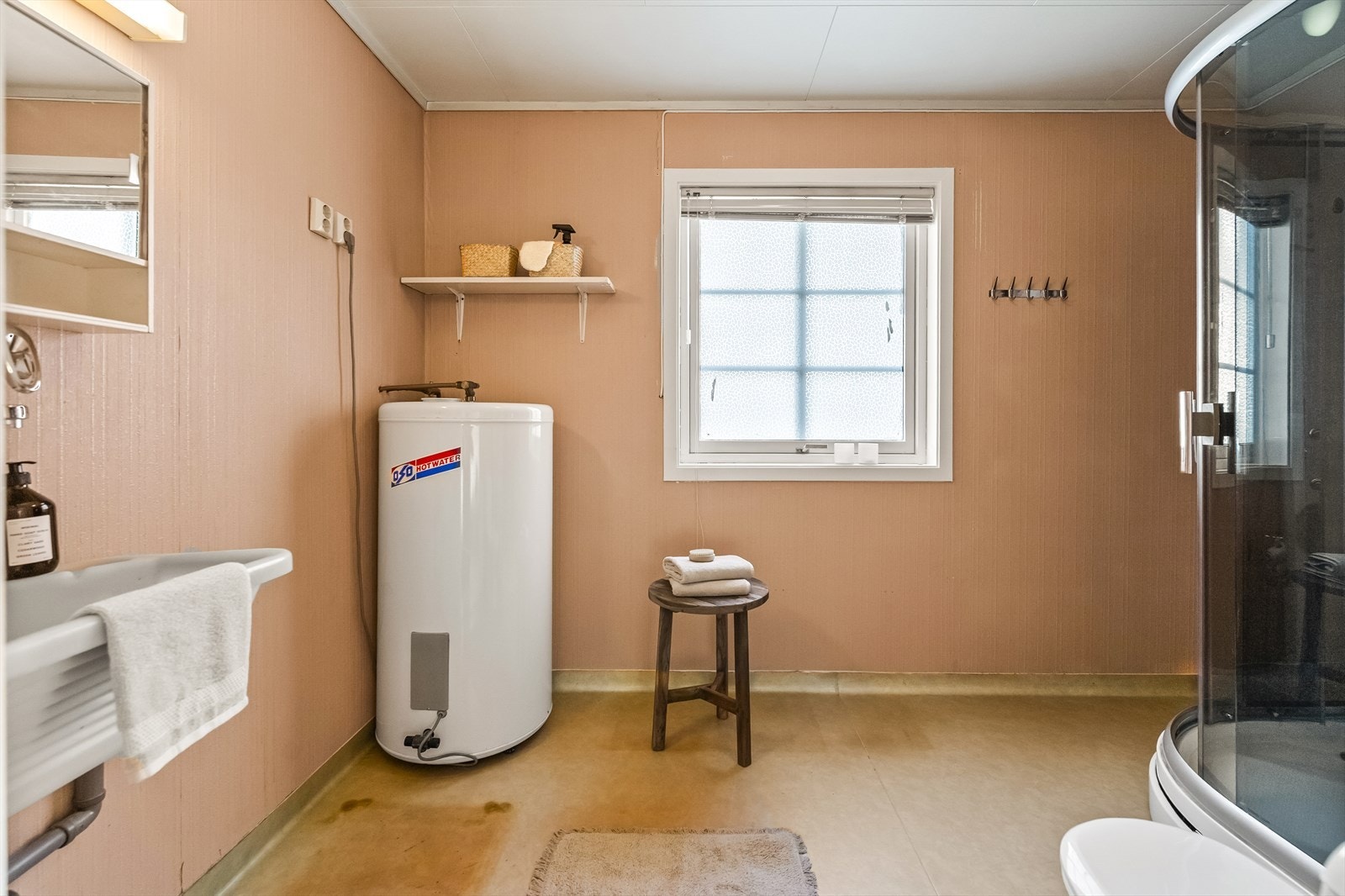 Badet er innredet med dusjkabinett, sokkeltoalett og utslagsvask, samt det er opplegg for vaskemaskin og tørketrommel. Før øvrig er det elektrisk styrt avtrekk til yttertak. Galleribilde