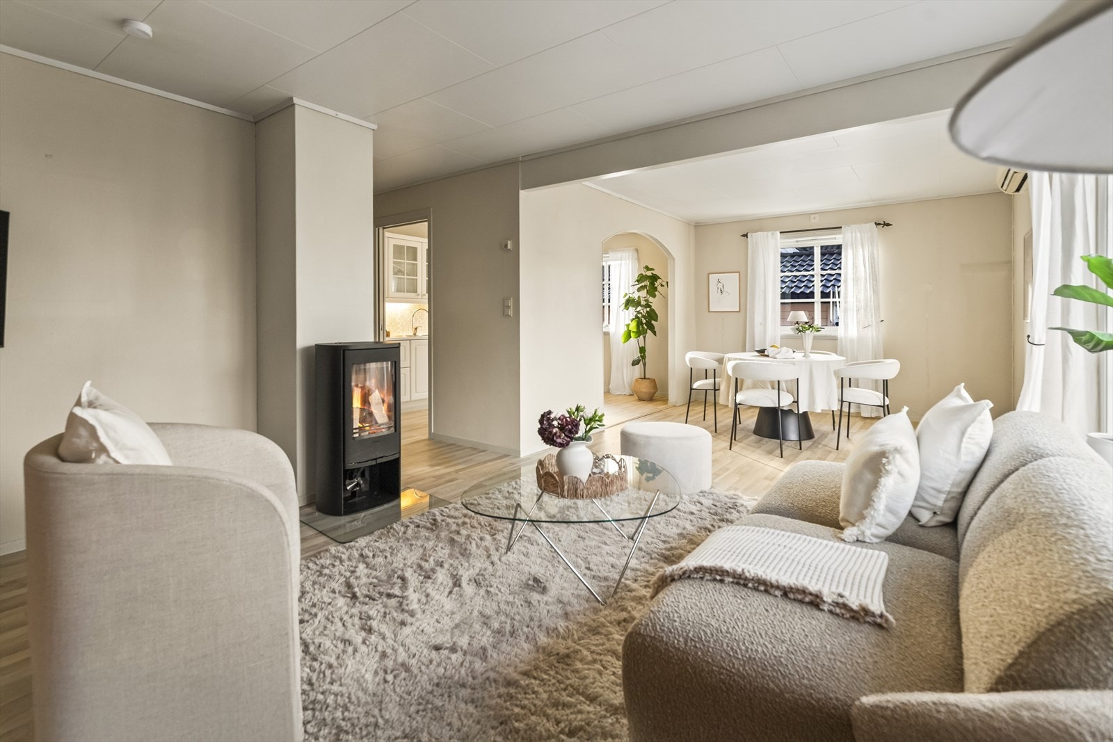 Sentralt plassert i stuen står den nyere peisovnen, som skaper hyggelig stemning i huset på mørke vinterkvelder. Galleribilde