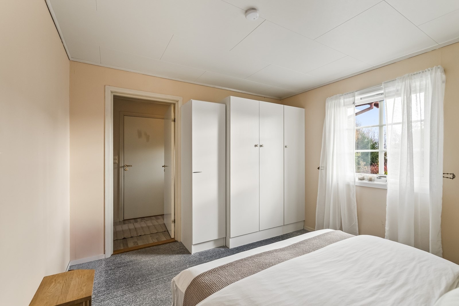 Rommet har god plass til dobbeltseng med tilhørende møblement og garderobeløsning. Galleribilde